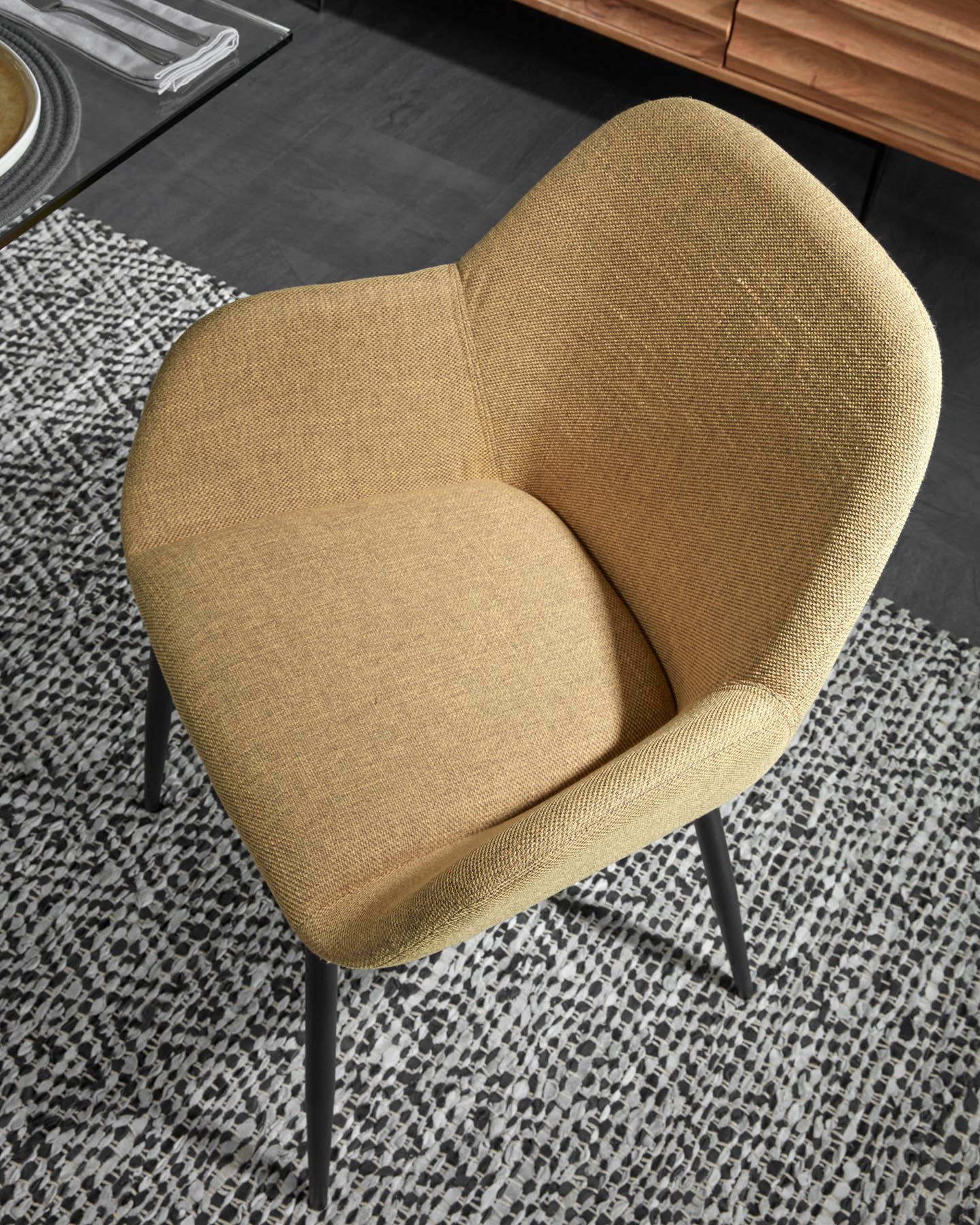 Konna Stuhl in Senfgelb mit schwarz lackierten Stahlbeinen FR in Senfgelb präsentiert im Onlineshop von KAQTU Design AG. Stuhl ist von Kave Home