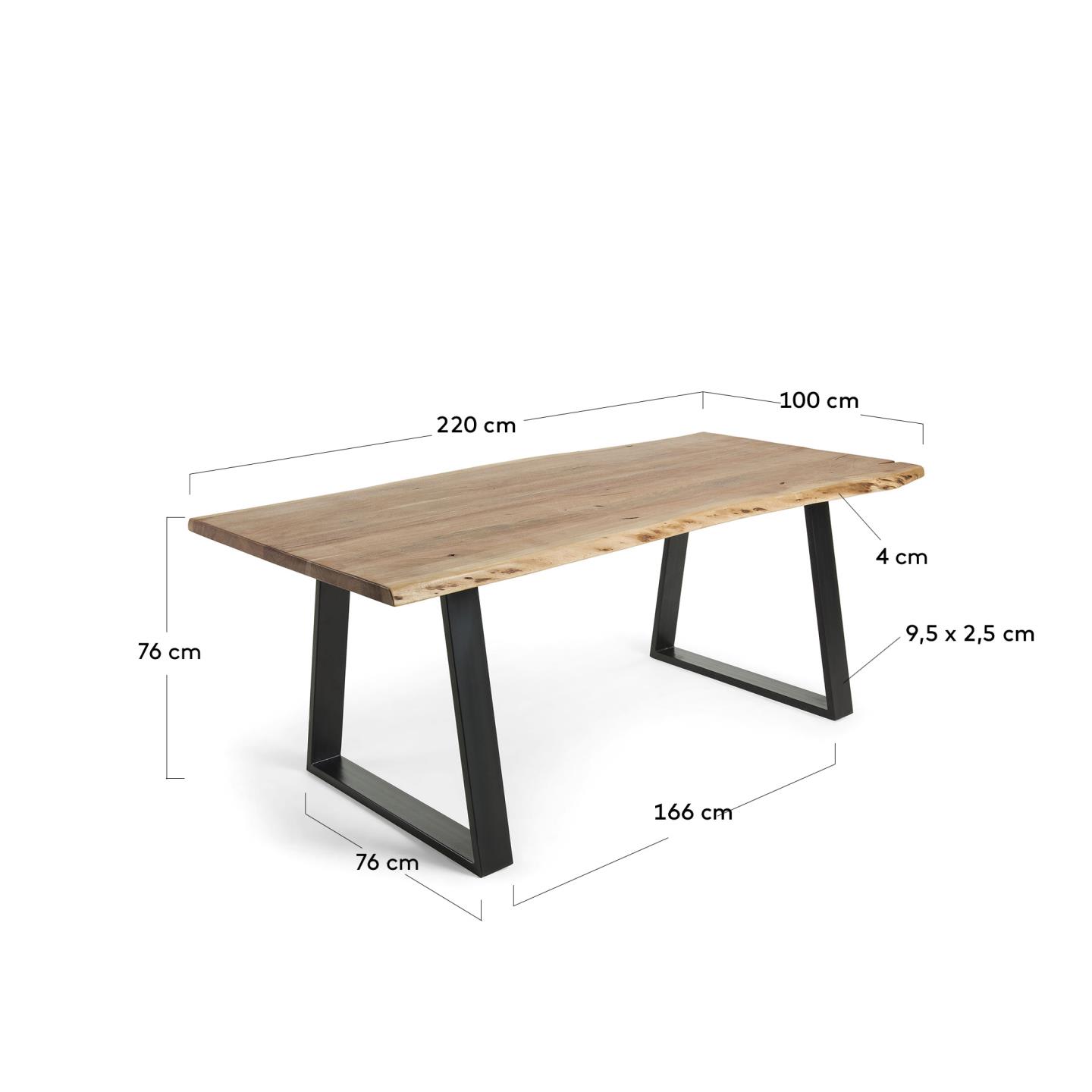 Eleganter Alaia Tisch aus massivem Akazienholz und robusten Stahlbeinen, ideal für gesellige Abende und stilvolle Einrichtungsideen.