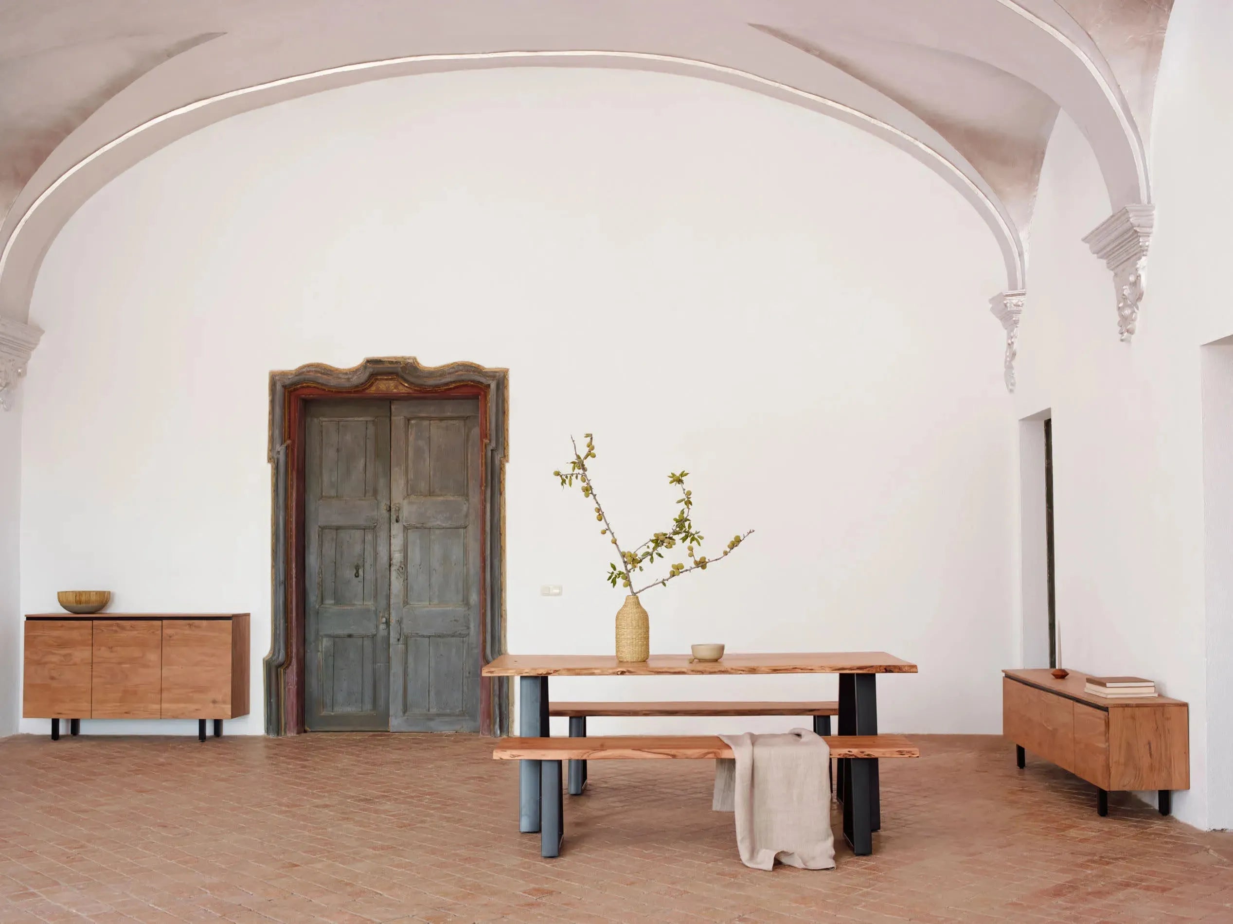 Eleganter Alaia Tisch aus massivem Akazienholz mit robusten, schwarz lackierten Stahlbeinen, ideal für modernes Wohnen.