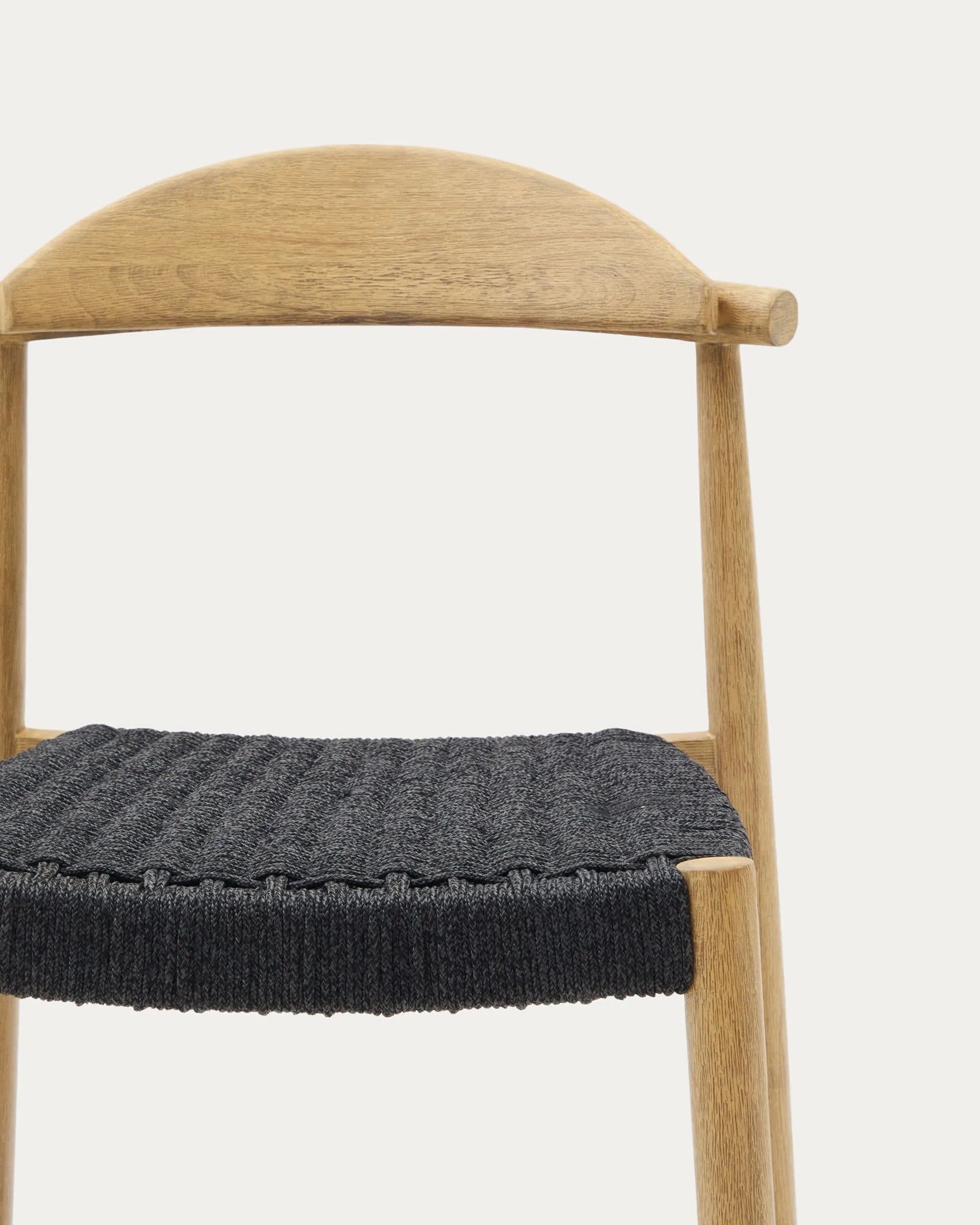 Eleganter Hocker aus Akazienholz mit handgeflochtenem Seilsitz, ideal für stilvolle Außenbereiche.