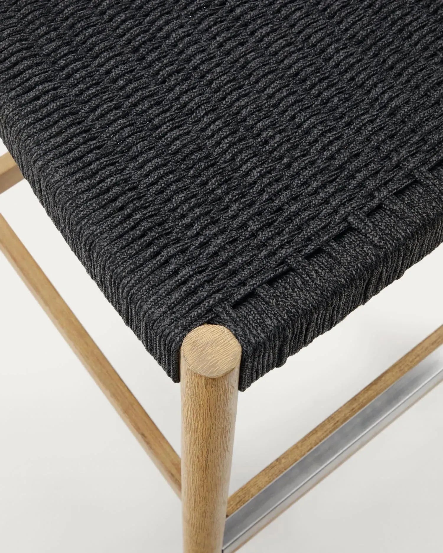 Eleganter Hocker aus Akazienholz mit handgeflochtenem Seilsitz, ideal für stilvolle Außenbereiche.