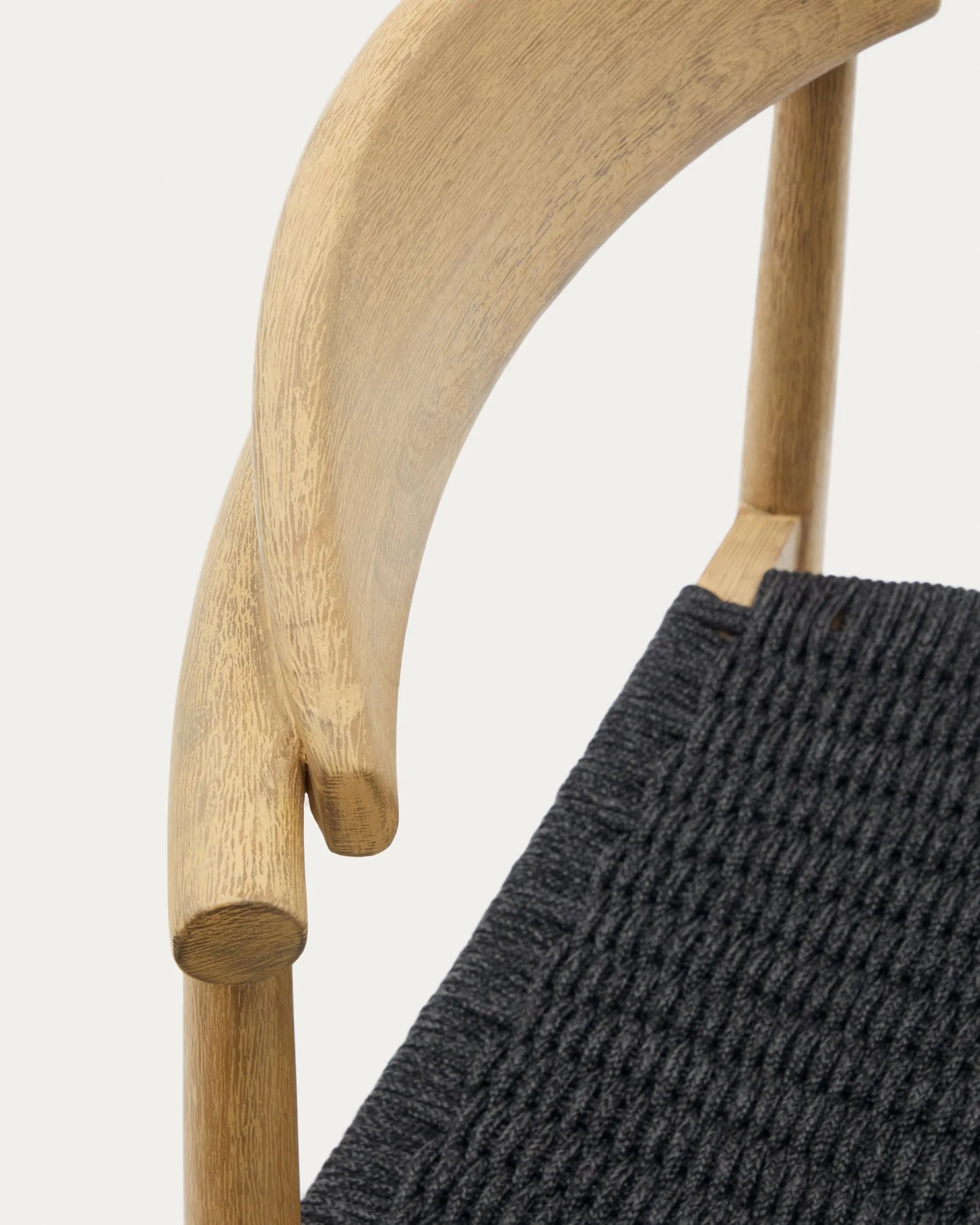 Eleganter Hocker aus Akazienholz mit handgeflochtenem Seilsitz, ideal für stilvolle Außenbereiche.