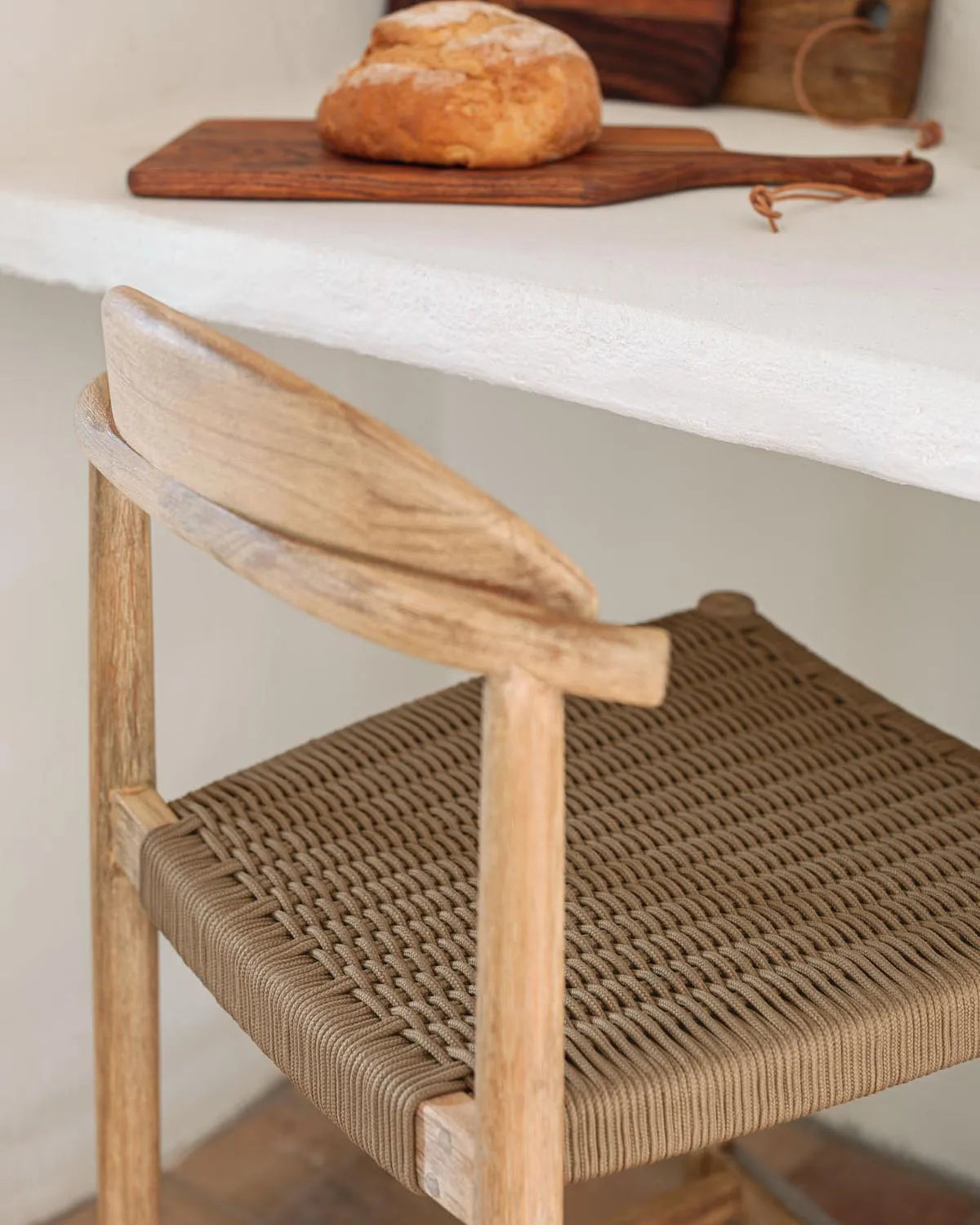 Nina Hocker: 62 cm, massives Akazienholz, 100% FSC, Kave Home.