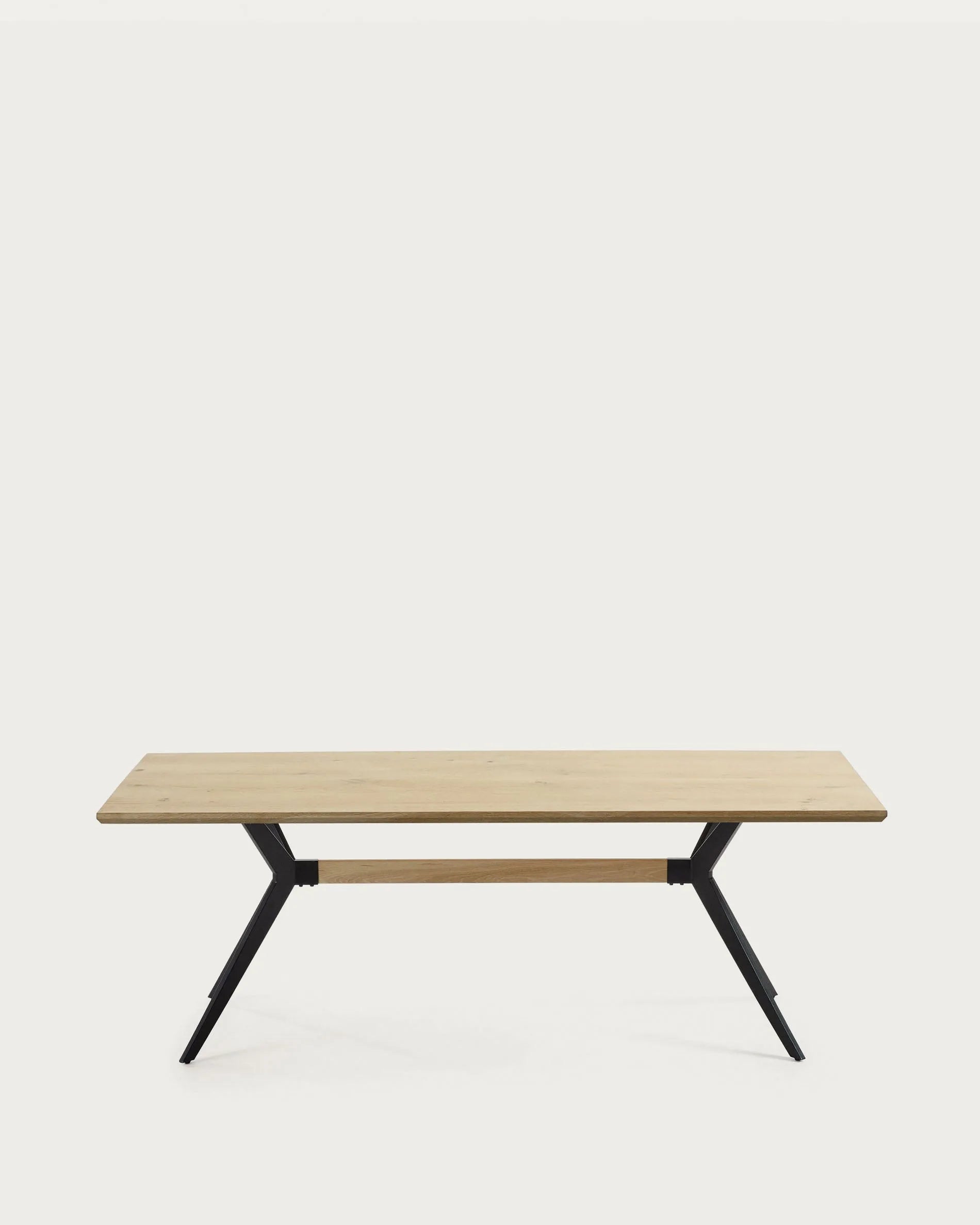 Der Amethyst Tisch von Kave Home: Elegantes Eichenfurnier trifft auf moderne schwarze Stahlbeine, 160x90 cm.