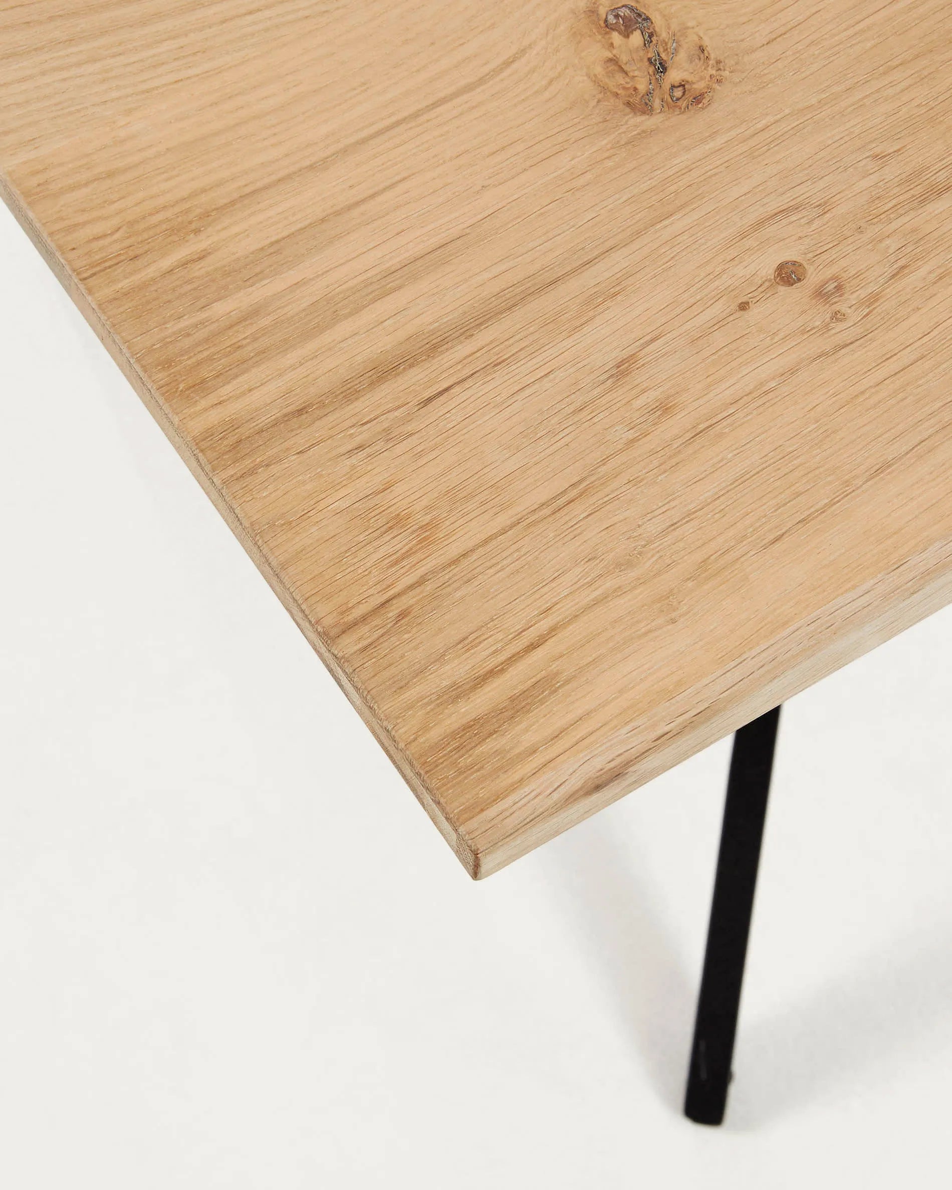 Der Amethyst Tisch von Kave Home: Elegantes Eichenfurnier trifft auf moderne schwarze Stahlbeine, 160x90 cm.