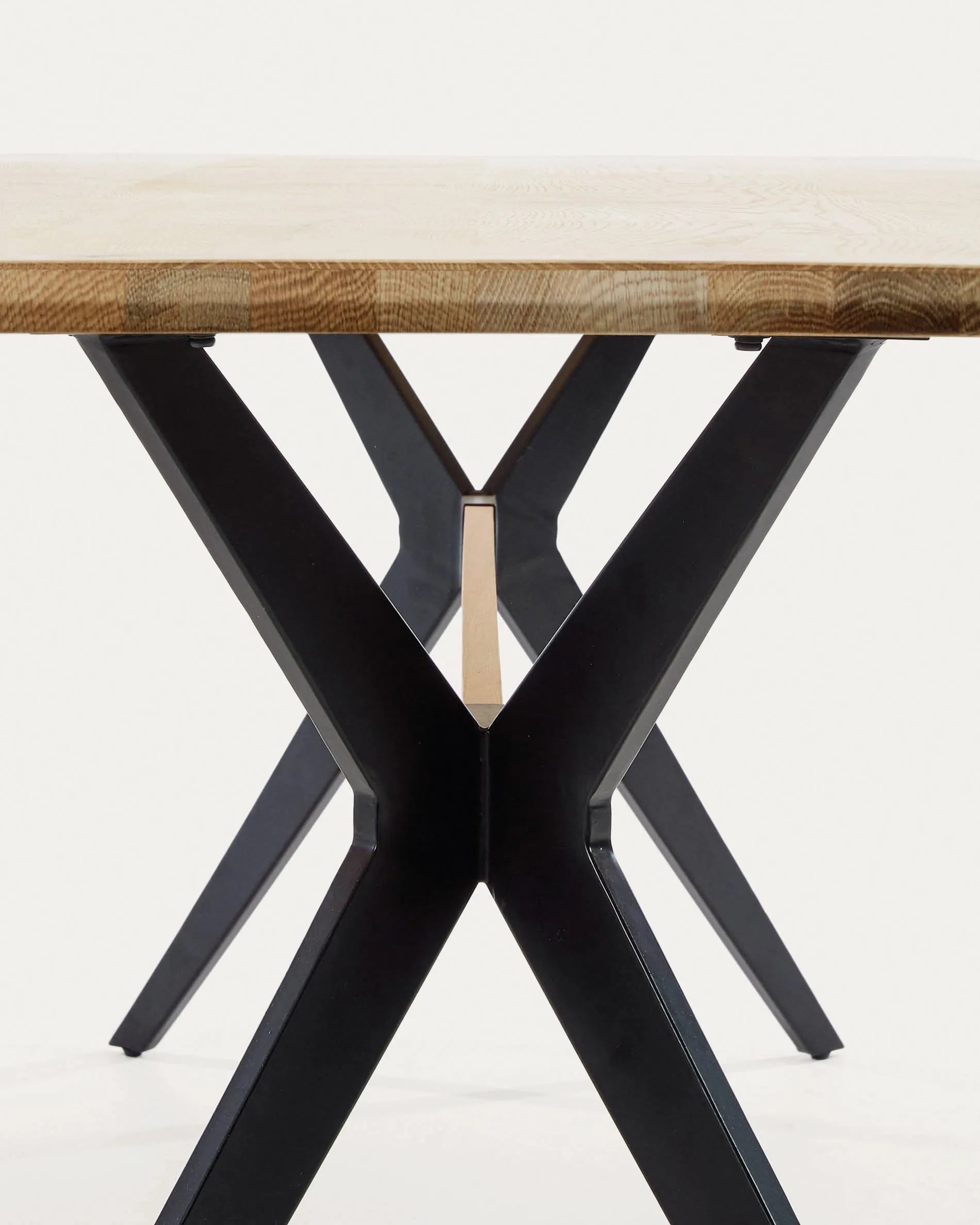 Der Amethyst Tisch von Kave Home: Elegantes Eichenfurnier trifft auf moderne schwarze Stahlbeine, 160x90 cm.