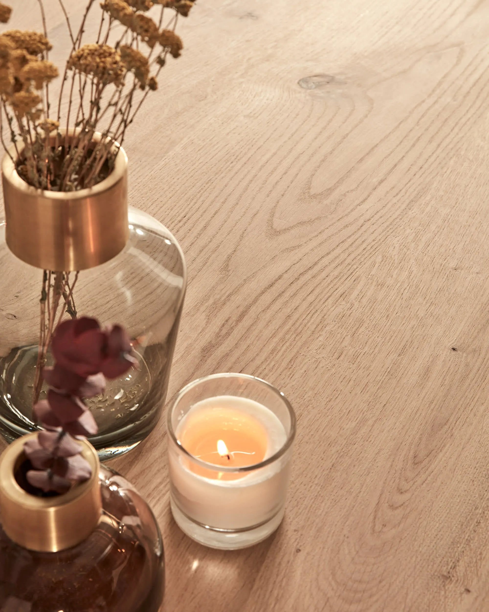 Der Amethyst Tisch von Kave Home: Elegantes Eichenfurnier trifft auf moderne schwarze Stahlbeine, 160x90 cm.