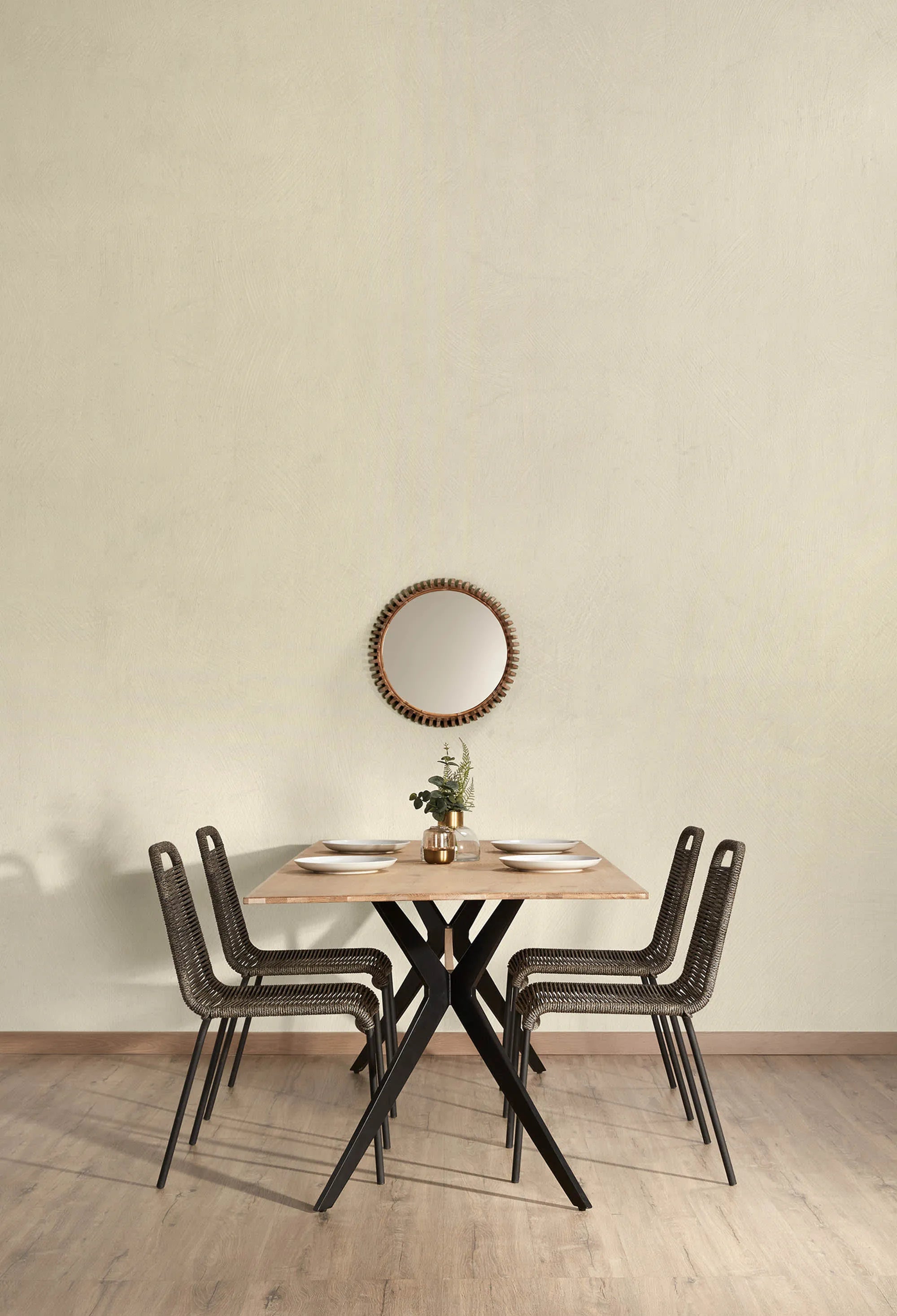 Der Amethyst Tisch von Kave Home: Elegantes Eichenfurnier trifft auf moderne schwarze Stahlbeine, 160x90 cm.