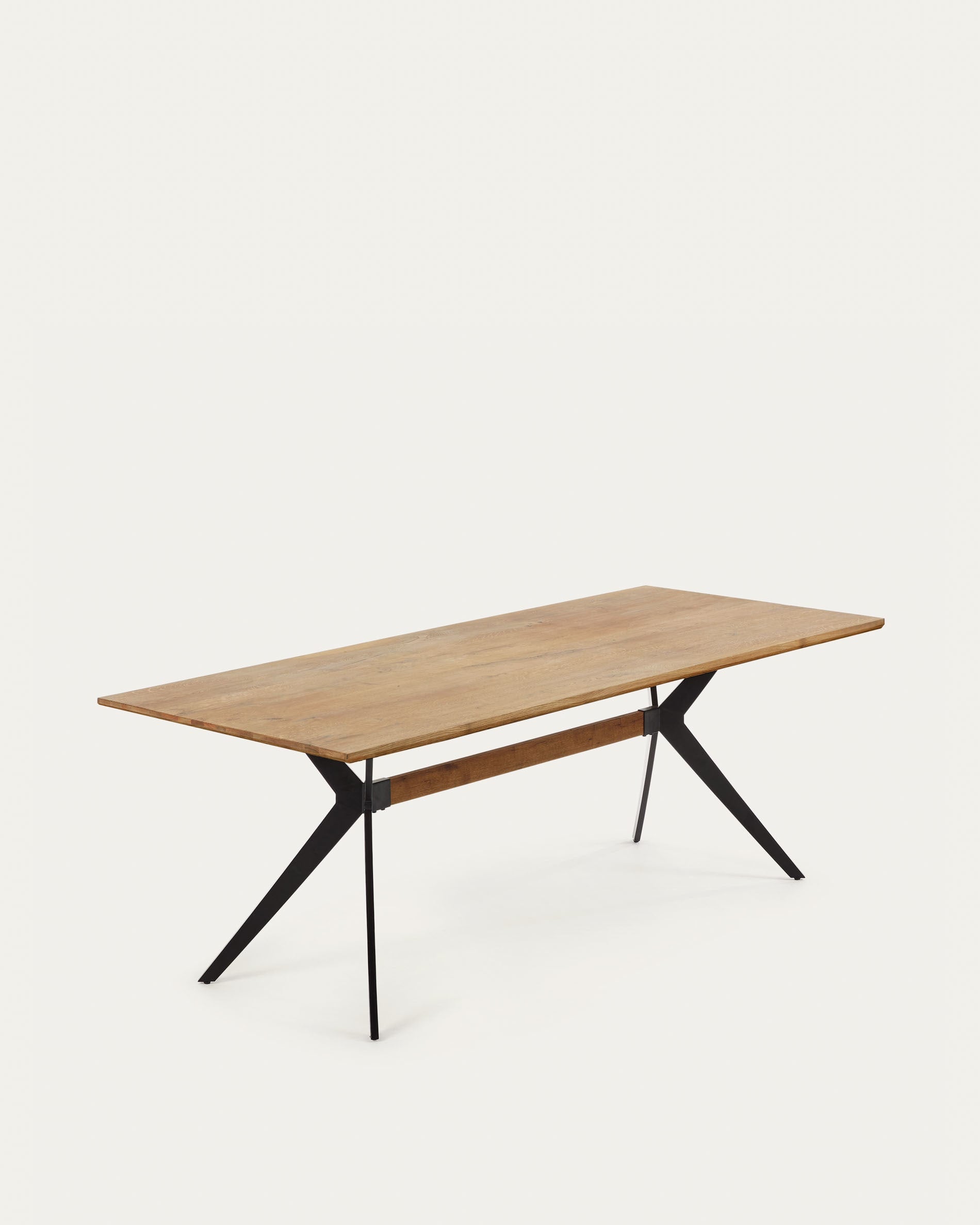 3D-Modell: Eleganter Tisch aus Eichenfurnier mit Antikfinish, schwarze Stahlbeine, 160x90 cm, ideal für stilvolle Esszimmer.