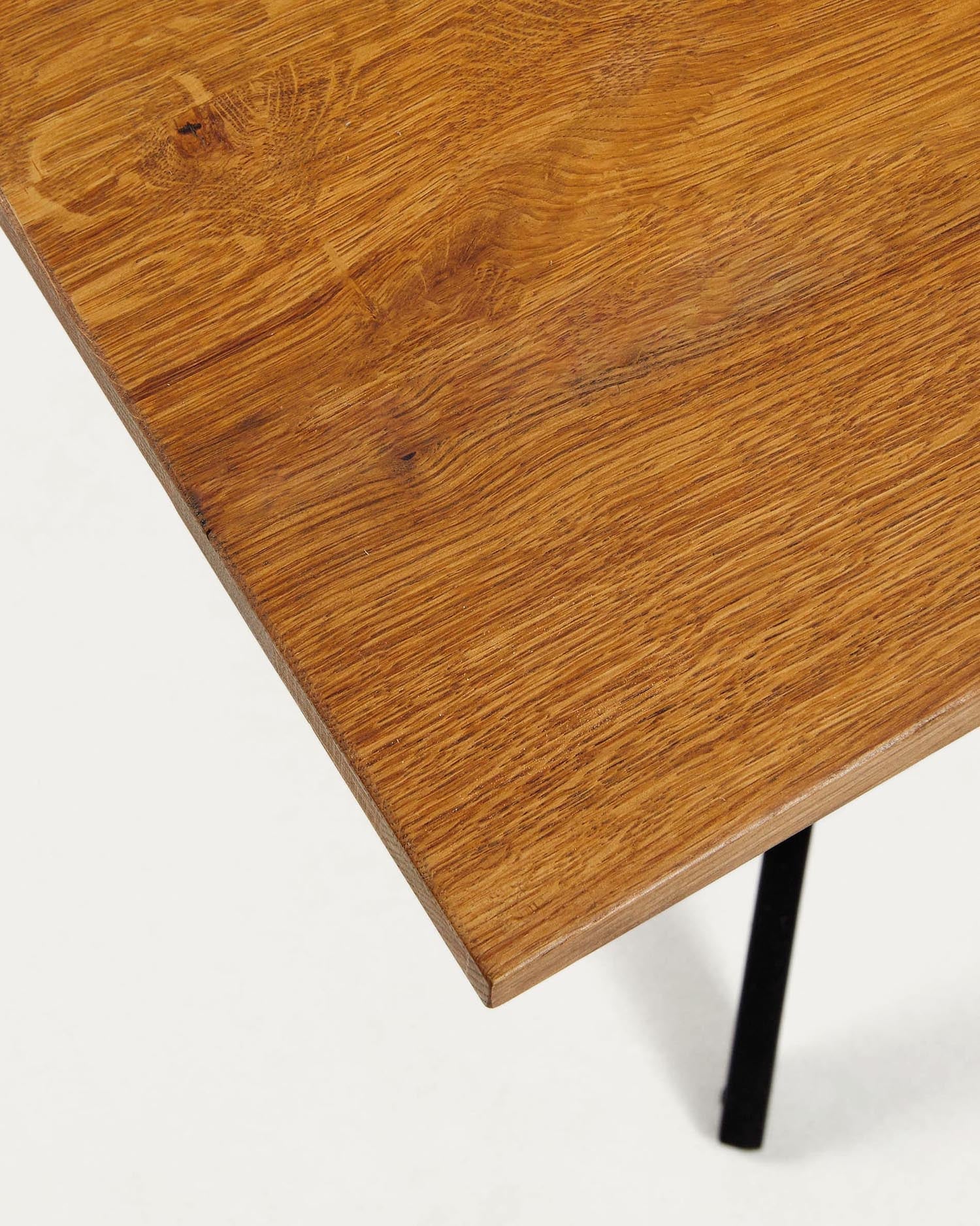 Amethyst Tisch: Elegantes Eichenfurnier mit Antikfinish, schwarze Stahlbeine, 160x90 cm, modernes Design von Kave Home.