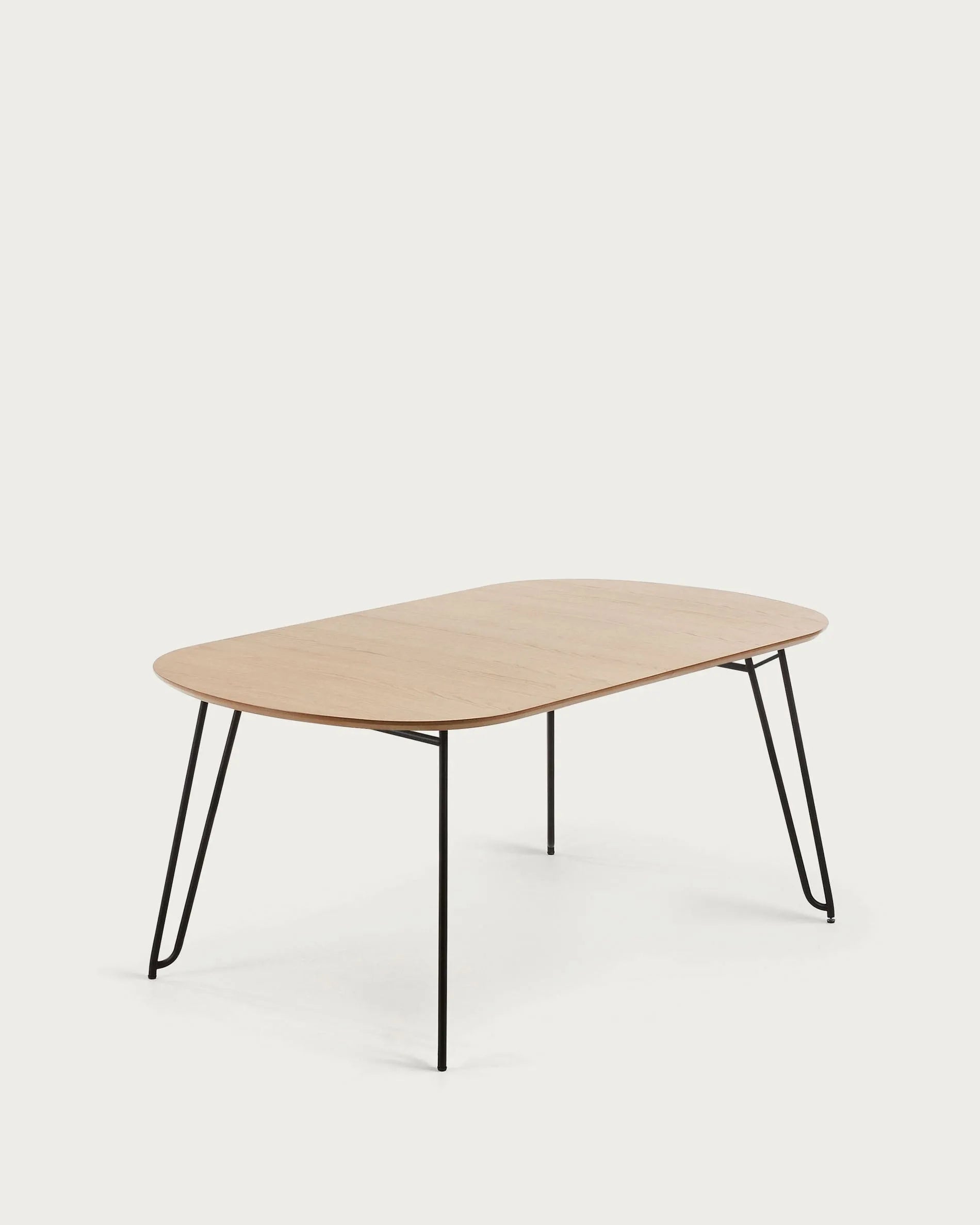Moderner ausziehbarer Tisch mit Eichenfurnier und schwarzen Stahlbeinen, ideal für stilvolle und flexible Wohnräume.