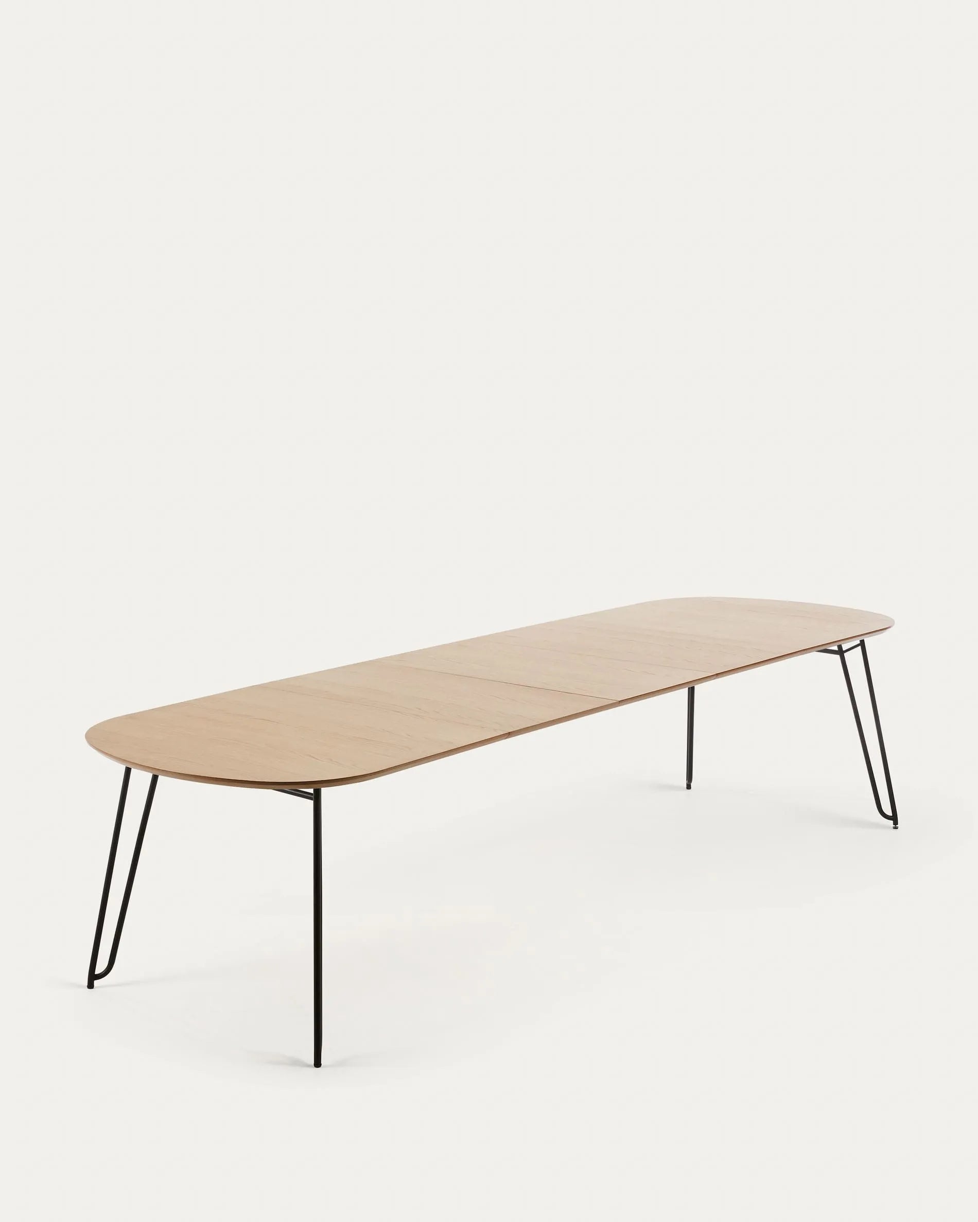 Der Novac Tisch von Kave Home: Flexibel, stilvoll und robust. Ausziehbar von 170 auf 320 cm, mit Eichenfurnier und schwarzen Stahlbeinen.