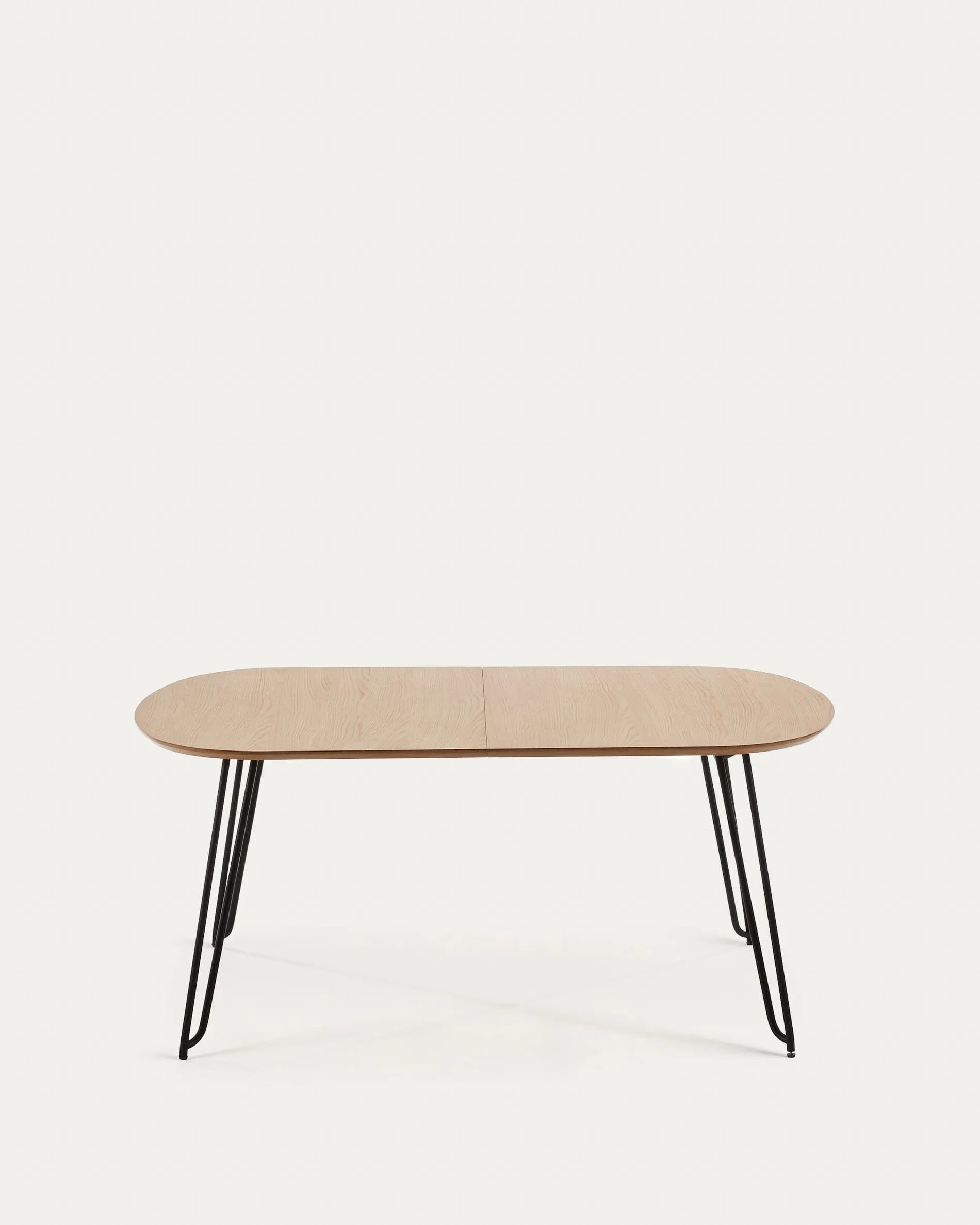 Der Novac Tisch von Kave Home: Flexibel, stilvoll und robust. Ausziehbar von 170 auf 320 cm, mit Eichenfurnier und schwarzen Stahlbeinen.