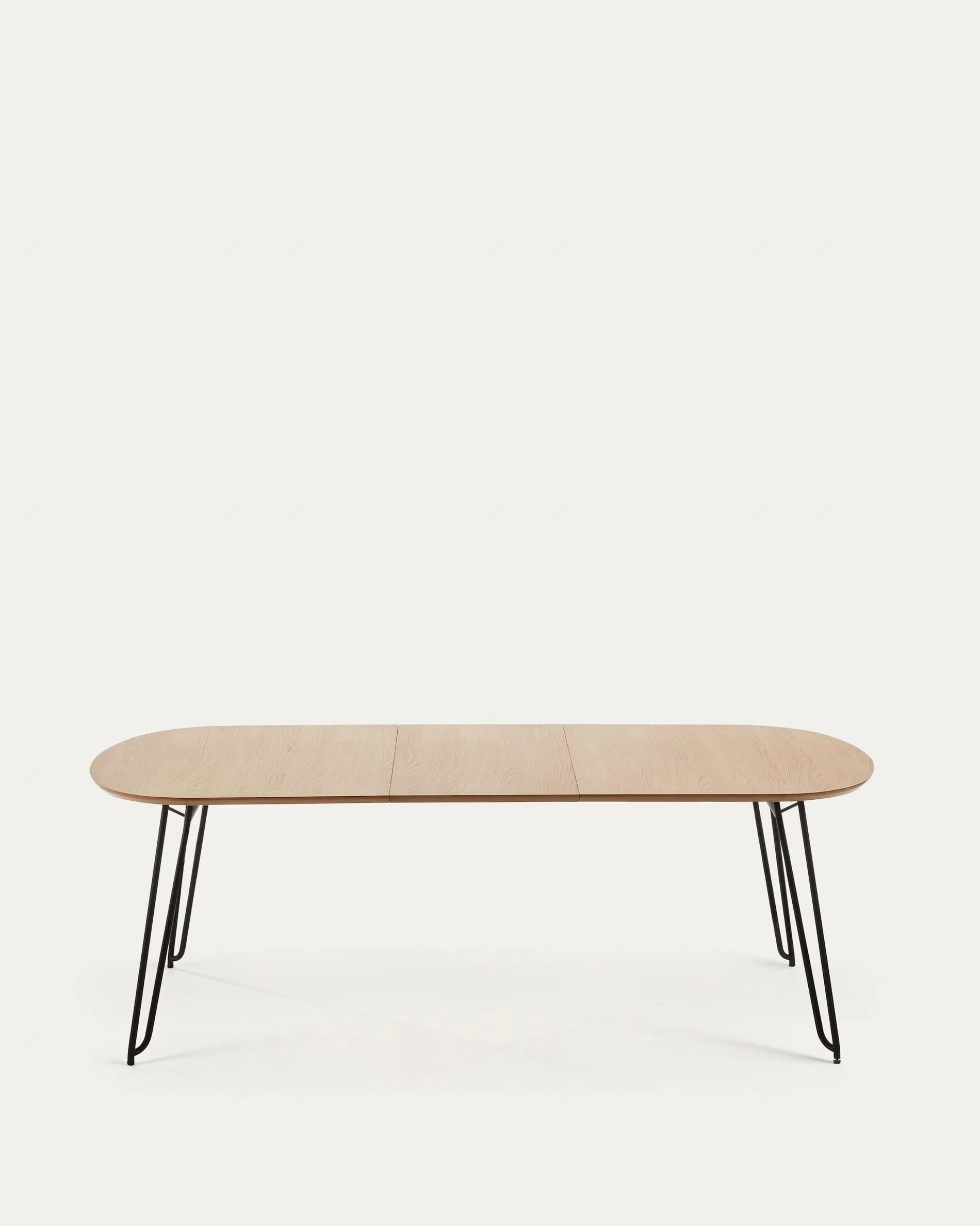Der Novac Tisch von Kave Home: Flexibel, stilvoll und robust. Ausziehbar von 170 auf 320 cm, mit Eichenfurnier und schwarzen Stahlbeinen.