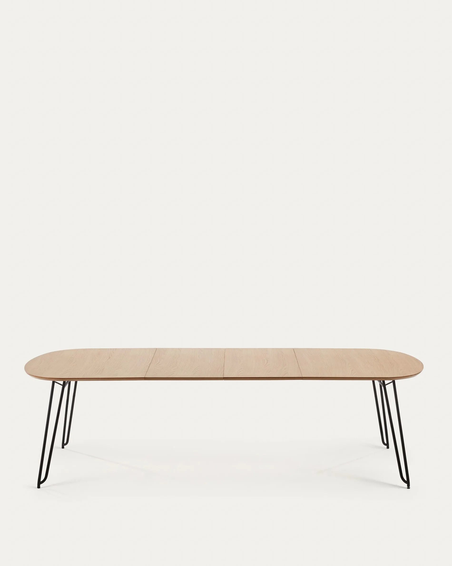 Der Novac Tisch von Kave Home: Flexibel, stilvoll und robust. Ausziehbar von 170 auf 320 cm, mit Eichenfurnier und schwarzen Stahlbeinen.