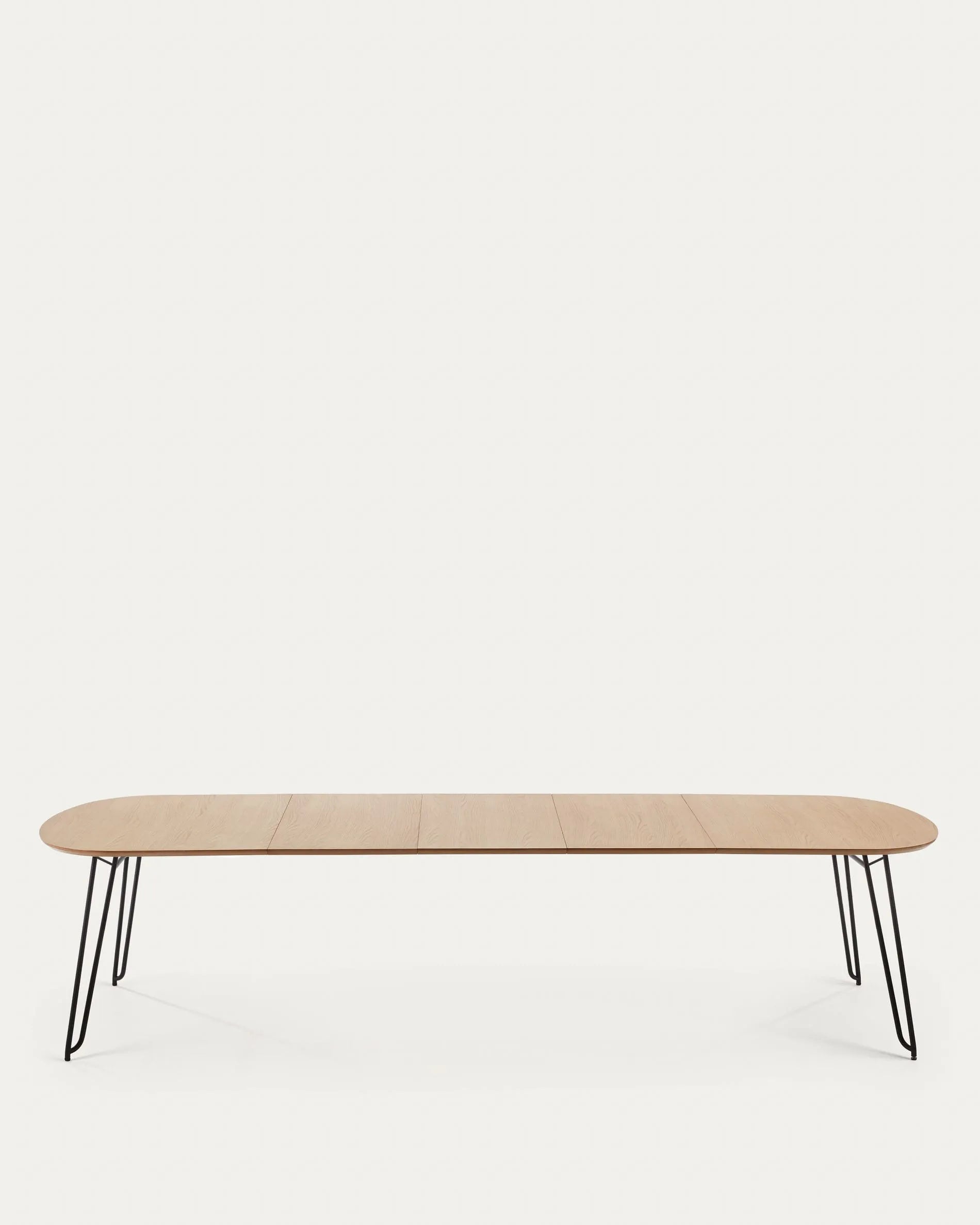 Der Novac Tisch von Kave Home: Flexibel, stilvoll und robust. Ausziehbar von 170 auf 320 cm, mit Eichenfurnier und schwarzen Stahlbeinen.