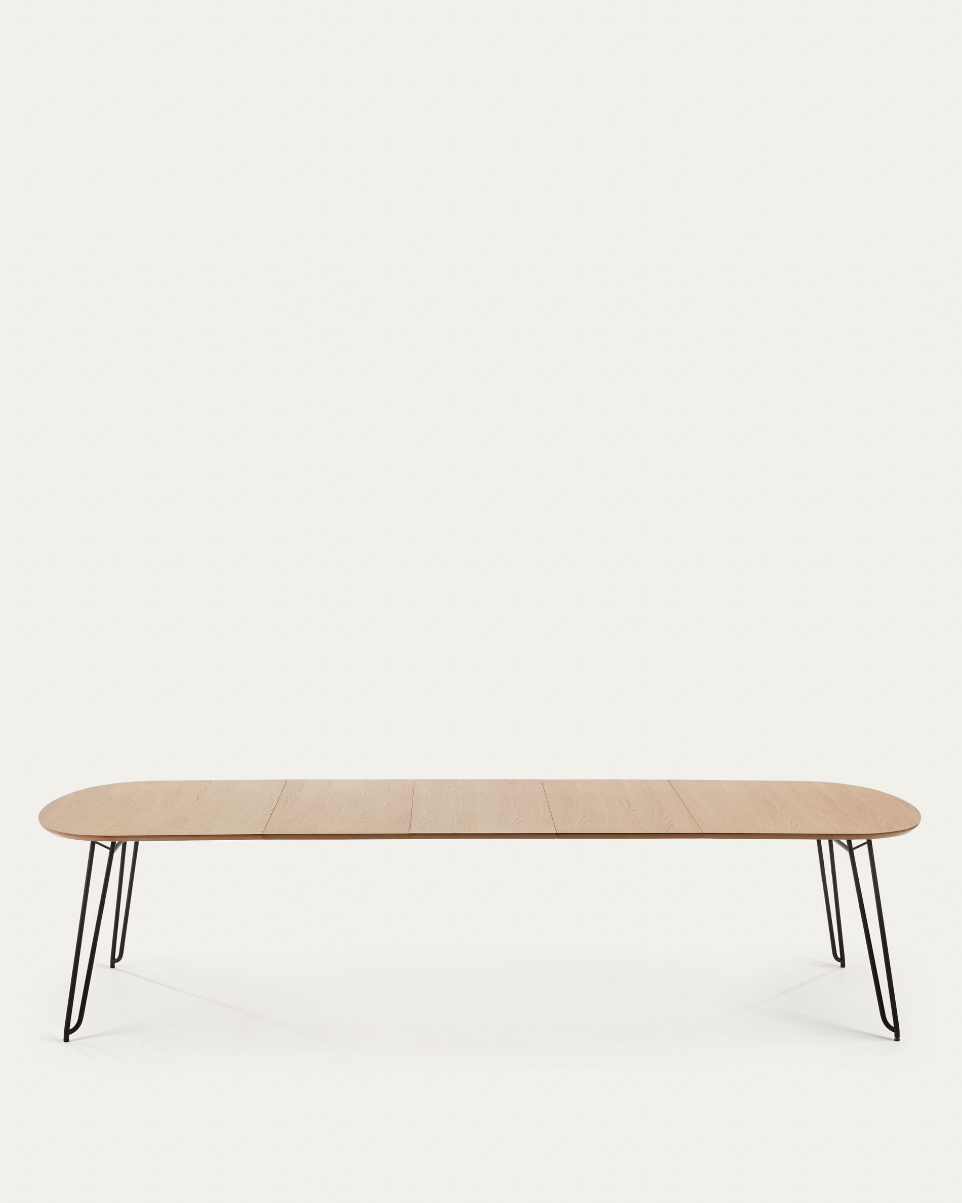Eleganter ausziehbarer Tisch mit Eichenfurnier und schwarzen Stahlbeinen, perfekt für moderne und vielseitige Wohnräume.