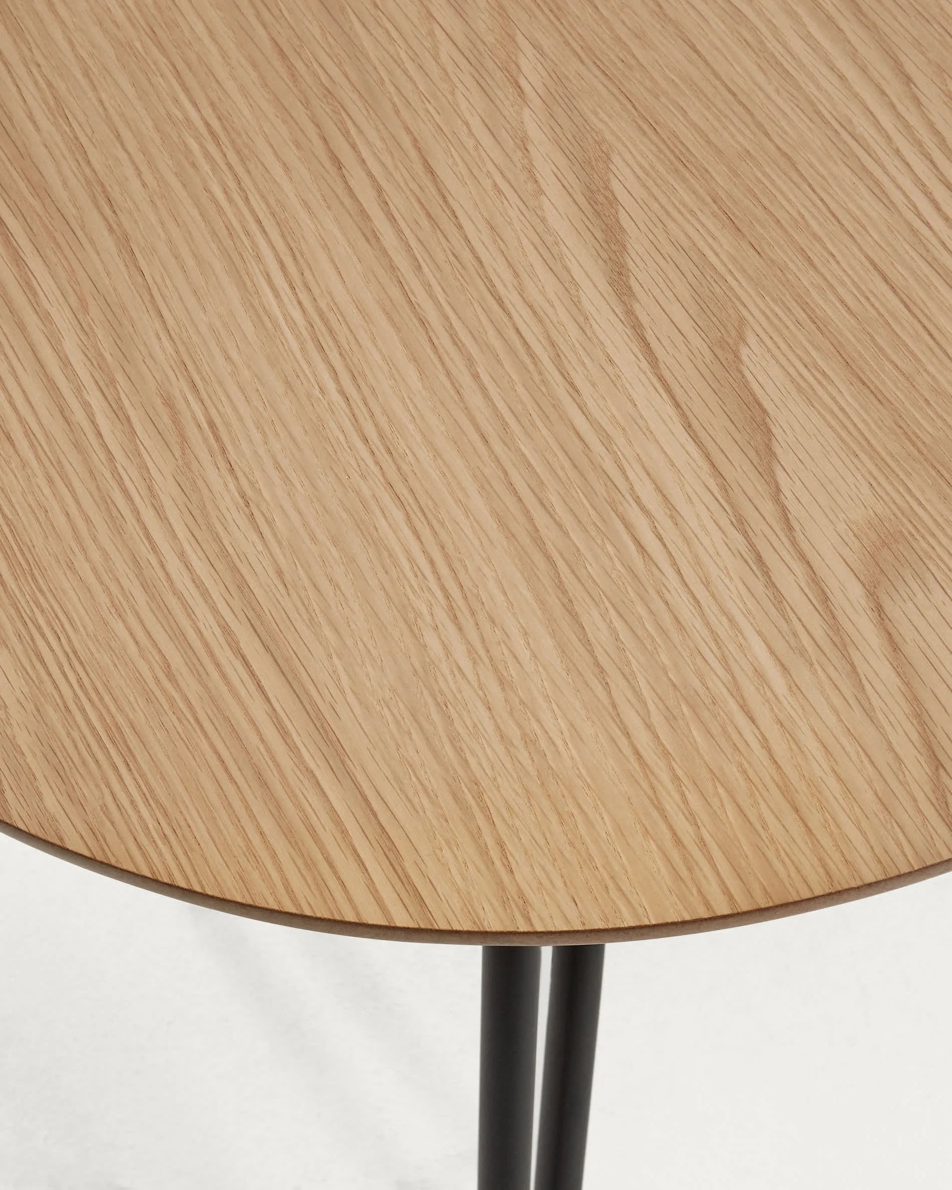 Der Novac Tisch von Kave Home: Flexibel, stilvoll und robust. Ausziehbar von 170 auf 320 cm, mit Eichenfurnier und schwarzen Stahlbeinen.