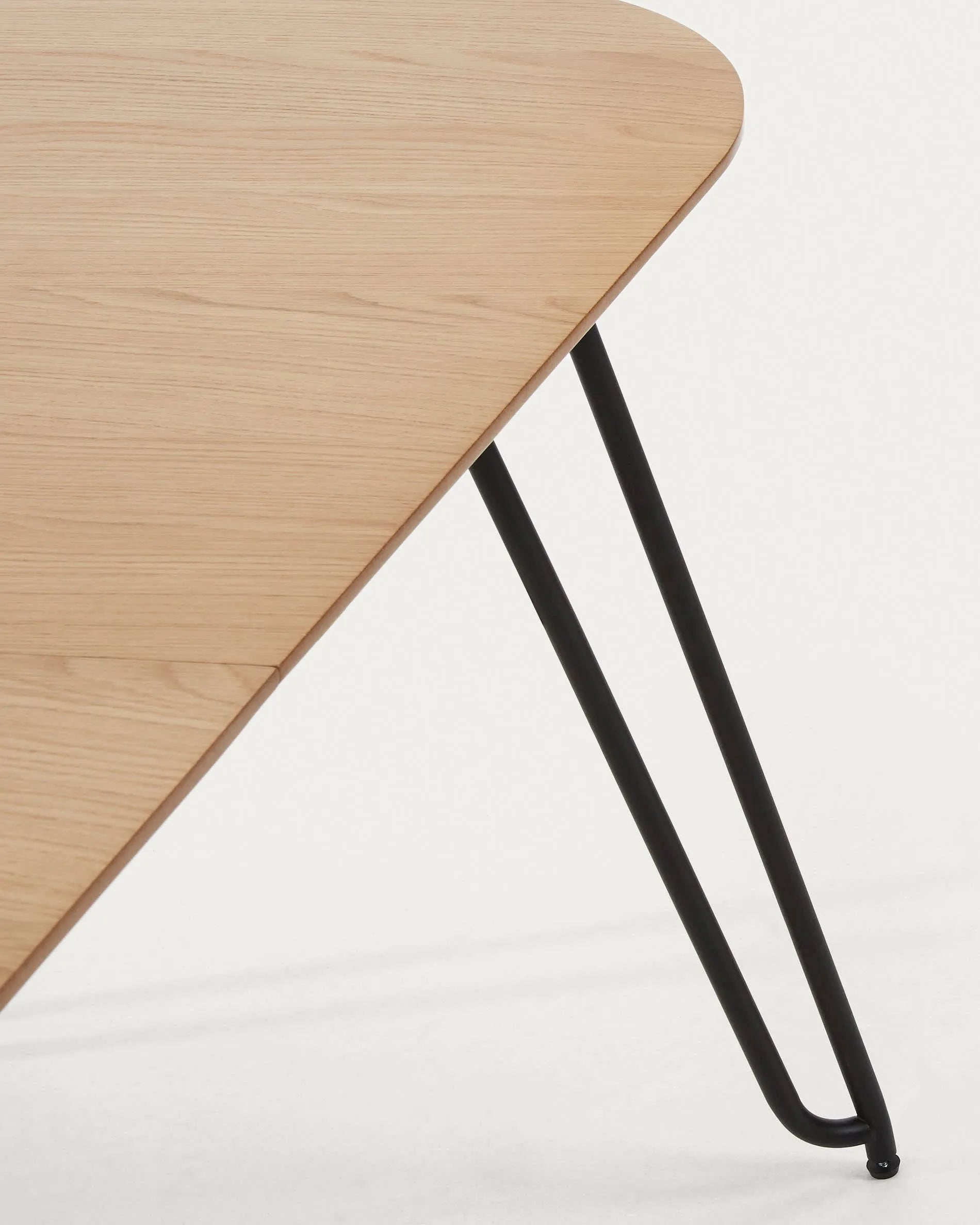 Der Novac Tisch von Kave Home: Flexibel, stilvoll und robust. Ausziehbar von 170 auf 320 cm, mit Eichenfurnier und schwarzen Stahlbeinen.