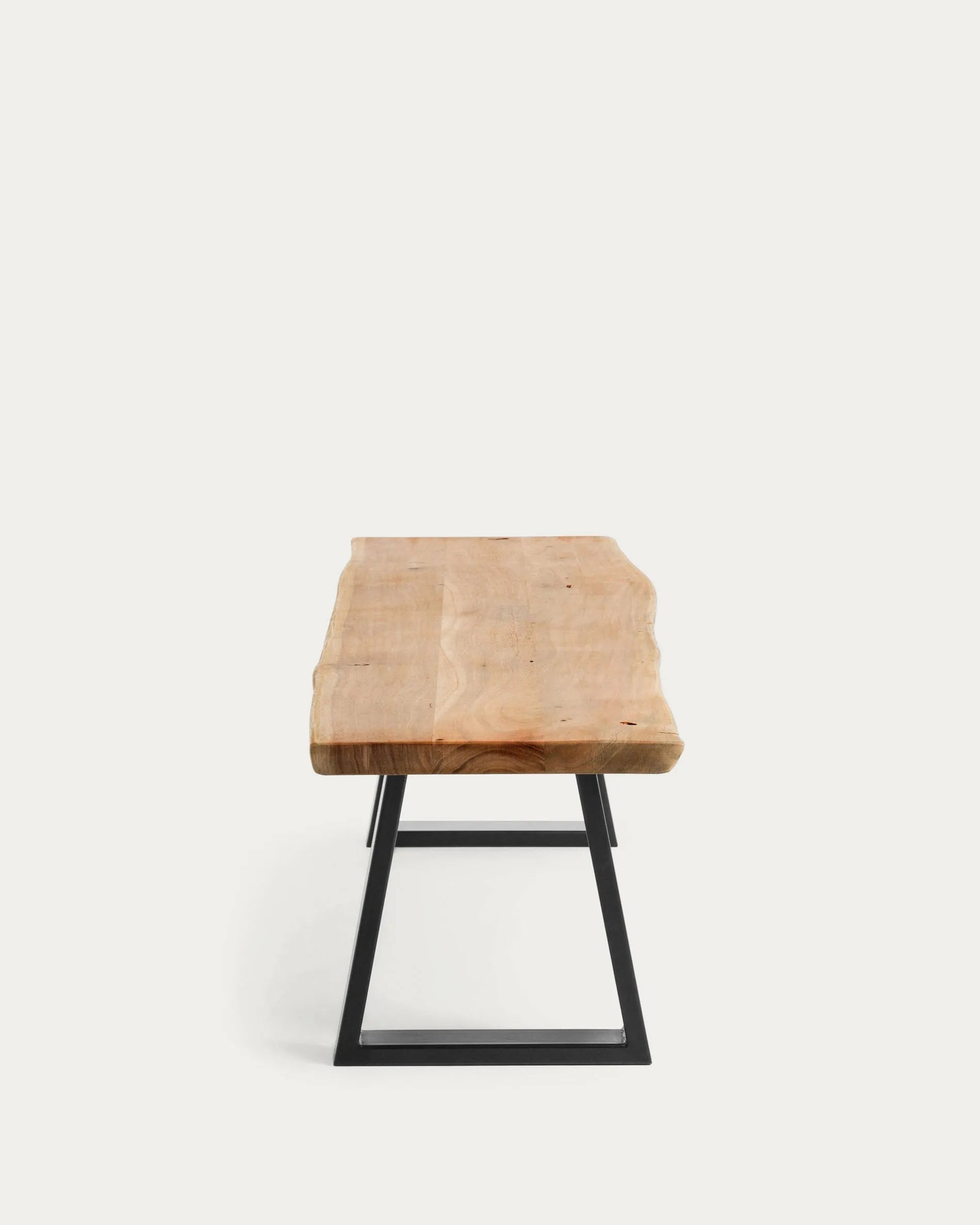 Elegante Alaia Bank: Massives Akazienholz trifft auf stilvolle schwarze Stahlbeine, 140 cm, von Kave Home.