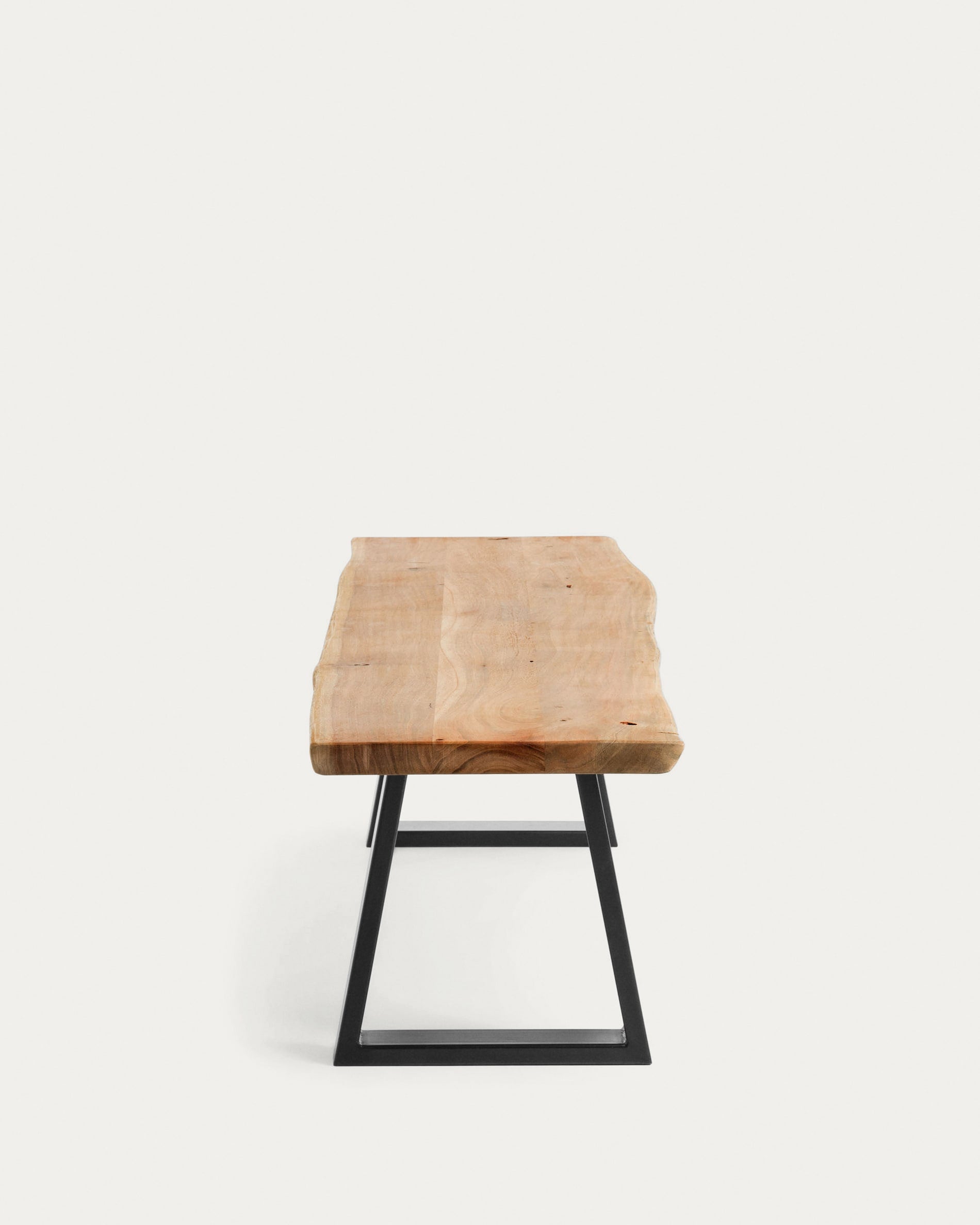 Elegante Bank aus massivem Akazienholz mit robusten schwarzen Stahlbeinen, 140 cm, ideal für moderne Wohn- und Esszimmer.