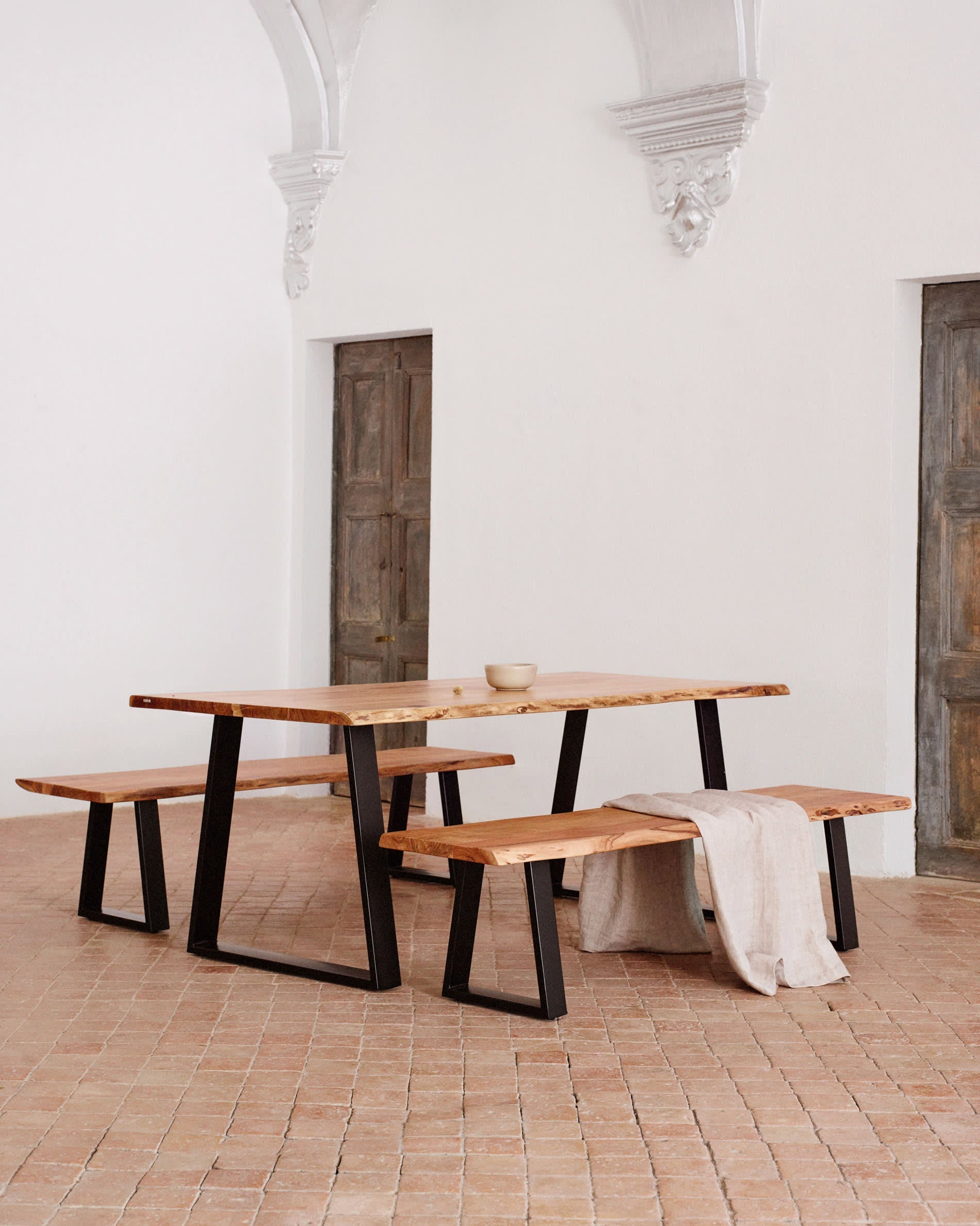 Elegante Bank aus massivem Akazienholz mit robusten schwarzen Stahlbeinen, 140 cm, ideal für moderne Wohn- und Esszimmer.