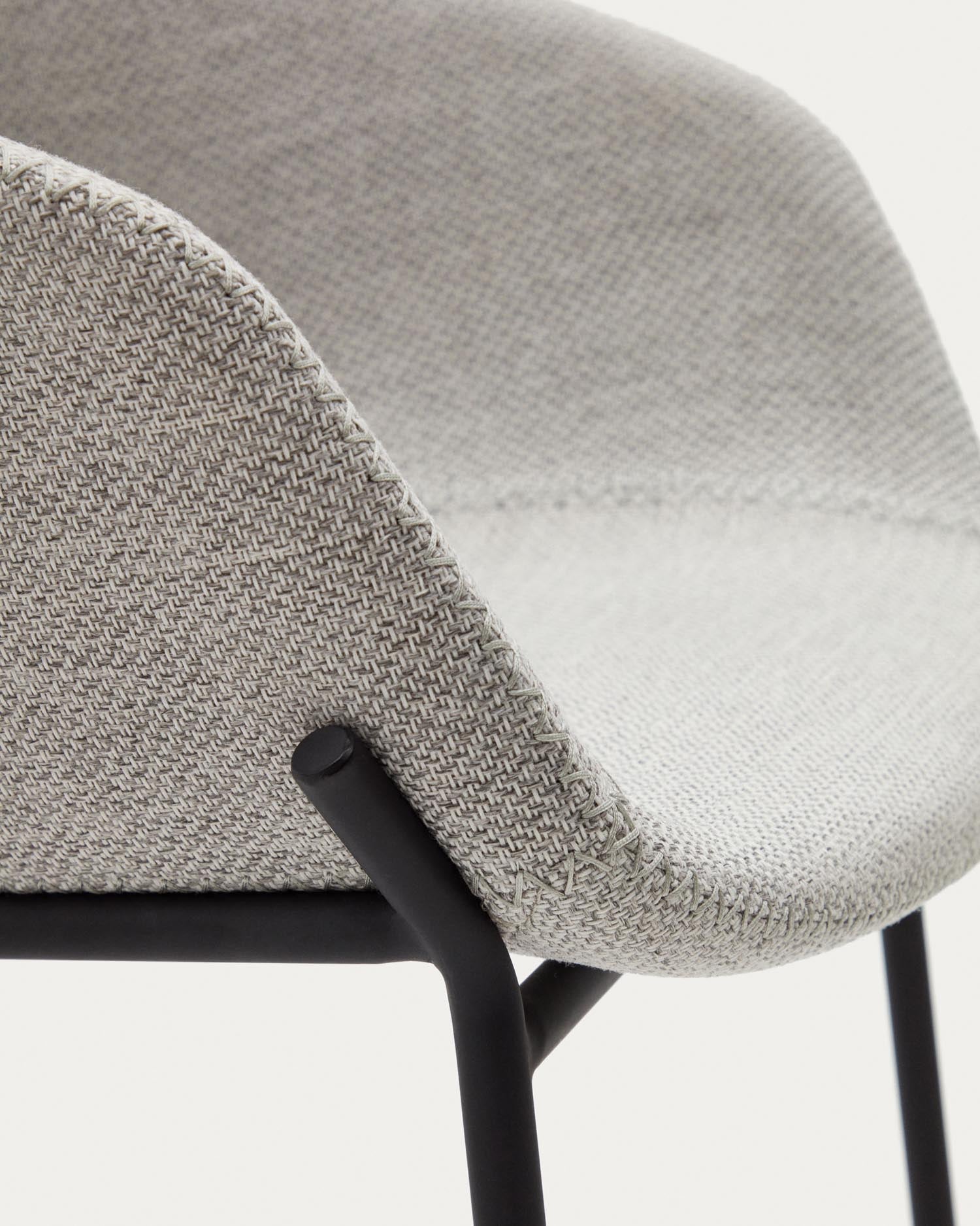 Stilvoller Yvette Hocker in hellgrau mit stabilen schwarzen Stahlbeinen, 75 cm hoch – ideal für Bartische und moderne Wohnräume.