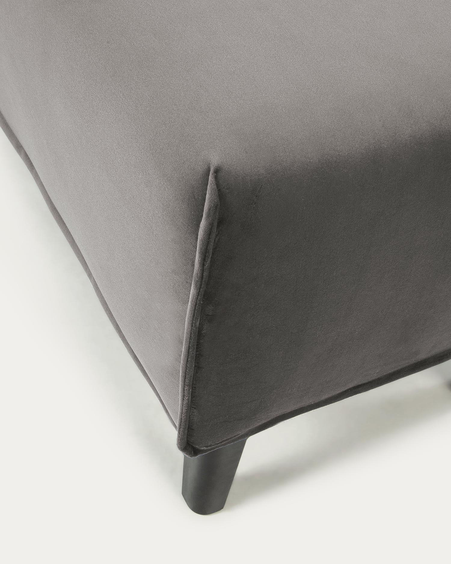 Eleganter grauer Samtbezug für die Dyla Polsterbank von Kave Home, stilvoll und hochwertig für modernes Wohndesign.
