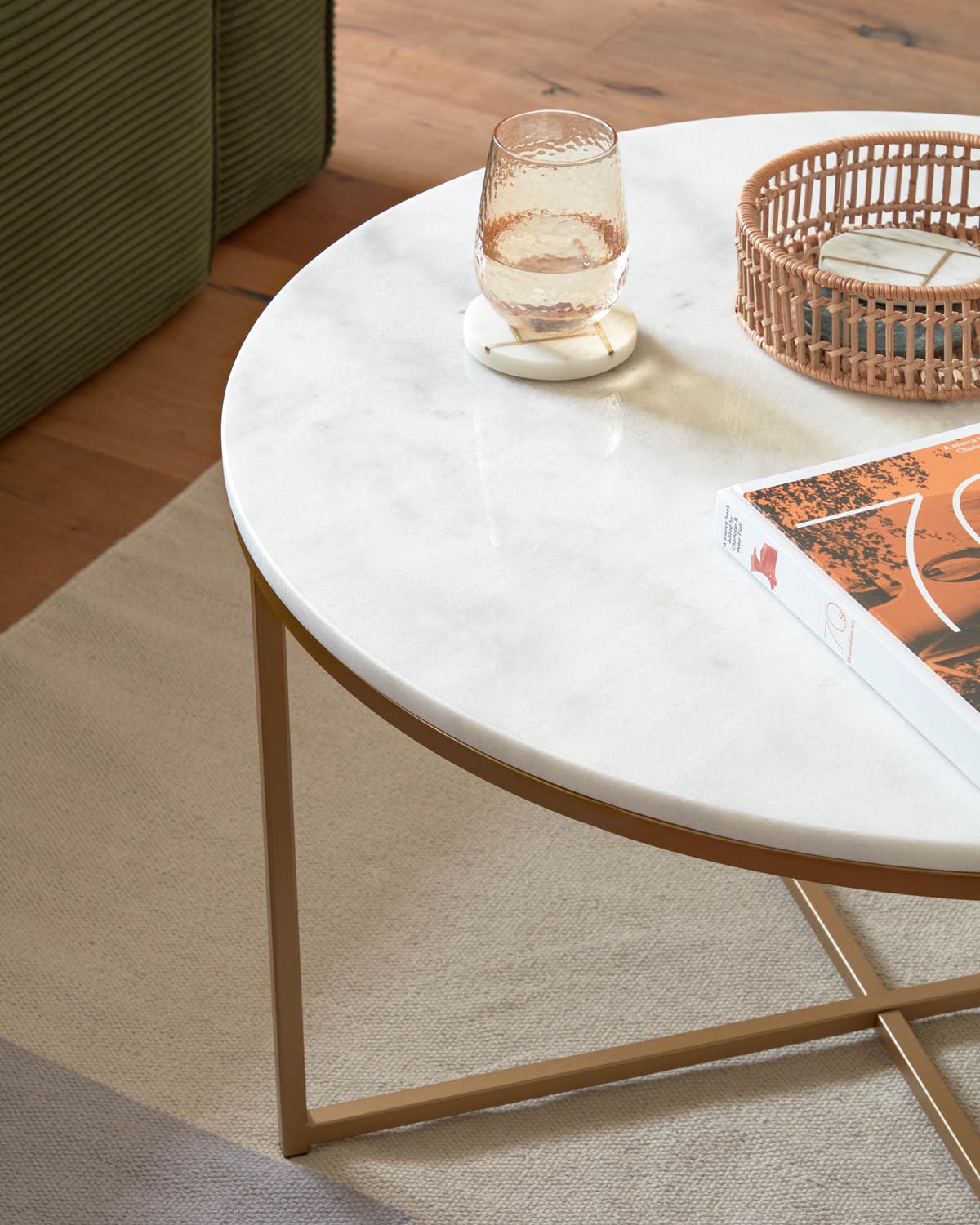 Luxuriöser Marmor-Couchtisch mit goldenen Stahlbeinen, Ø 80 cm.