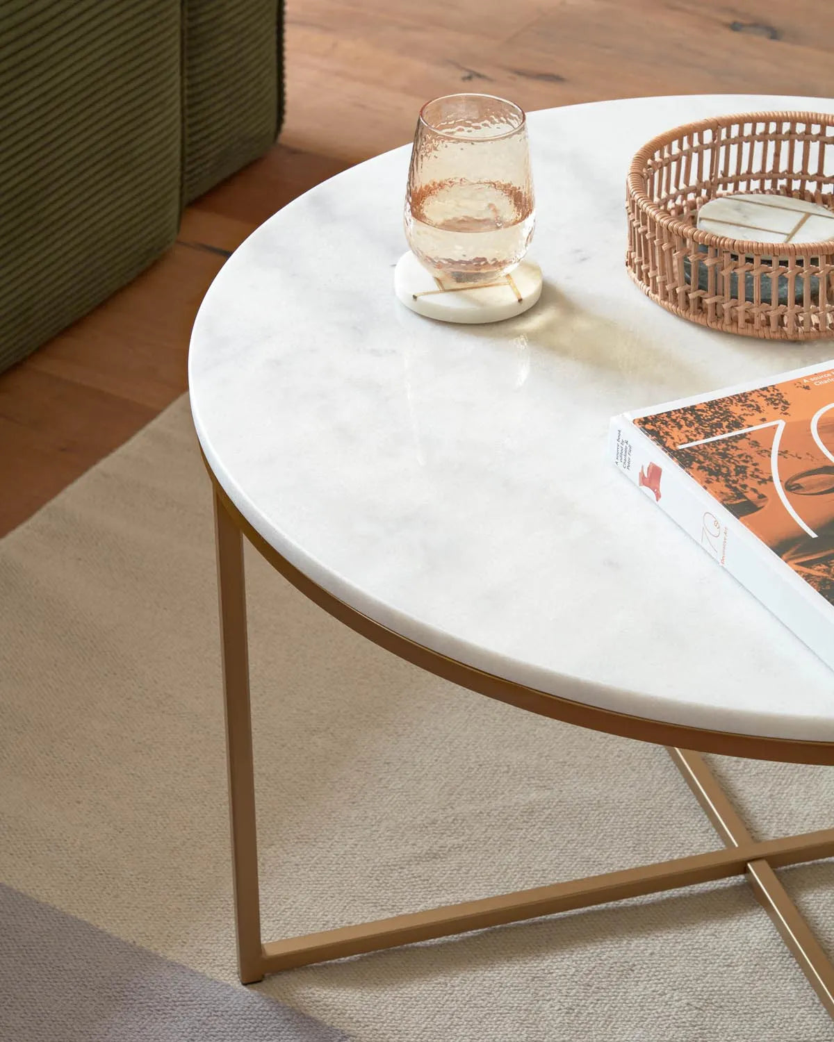 Luxuriöser Marmor-Couchtisch mit goldenen Stahlbeinen, Ø 80 cm.