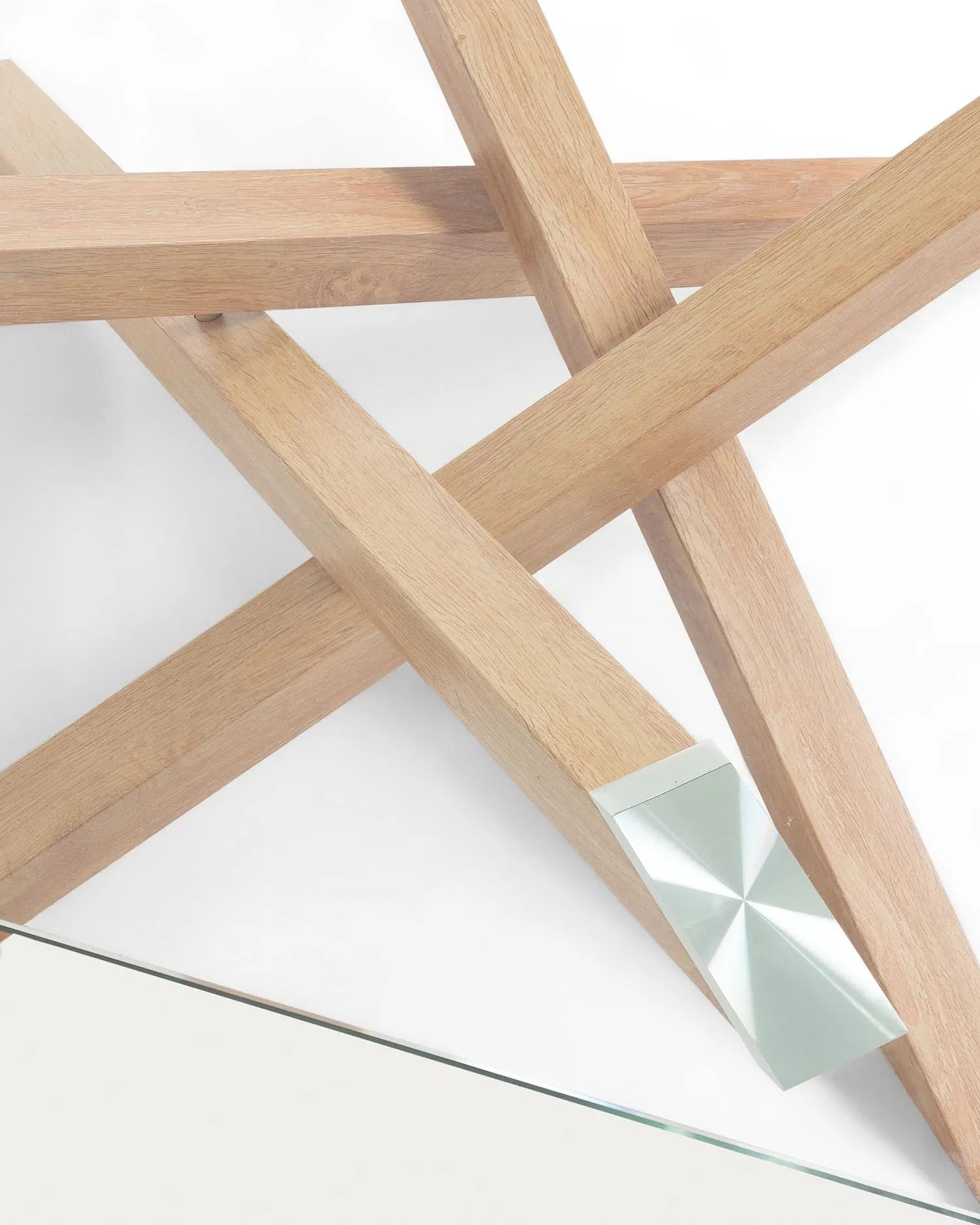 Der Kamido Couchtisch vereint Glas und Holzoptik-Stahl für zeitlose Eleganz und Funktionalität in jedem Wohnzimmer.