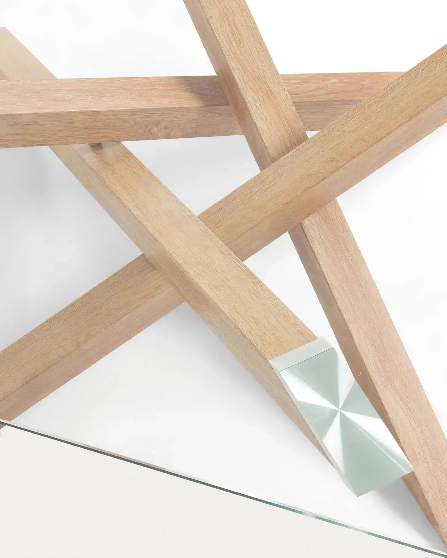 Moderner Kamido Couchtisch 90x90 cm mit Glasplatte und Holzoptik-Stahlbeinen, stilvolles Design von Kave Home für Ihr Wohnzimmer.