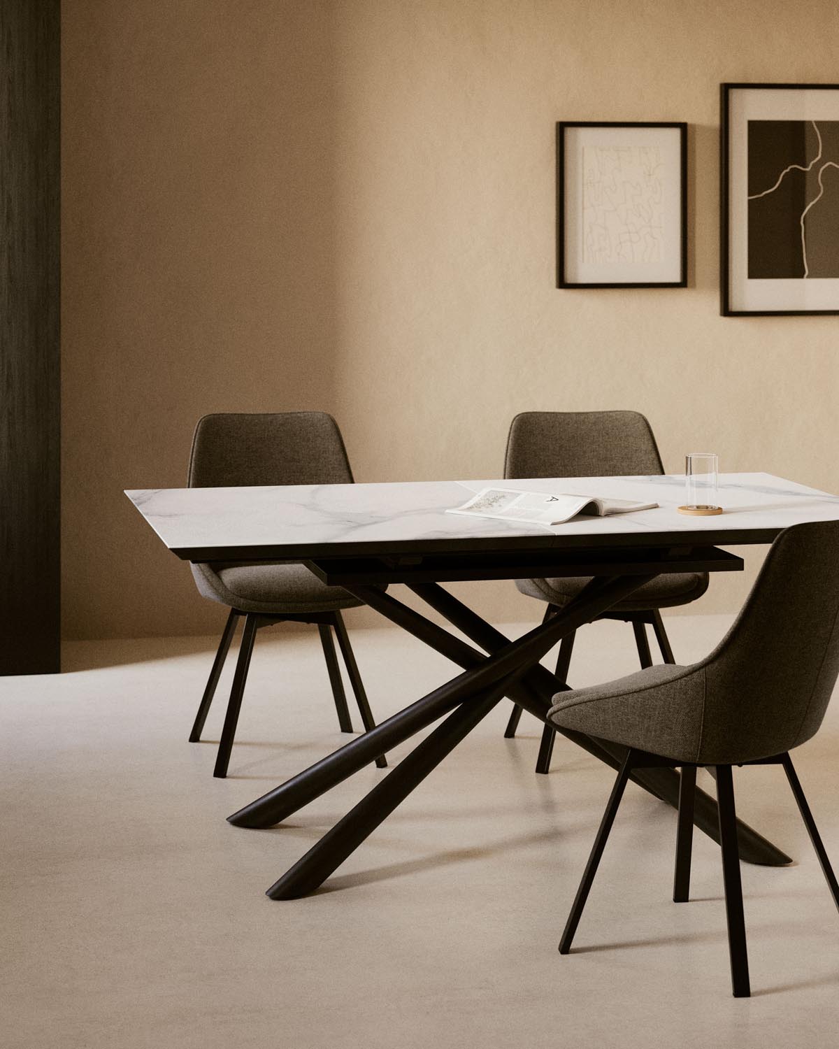 Jenna Drehstuhl: Dunkelgrau, Stahlbeine, modernes Design von Kave Home.