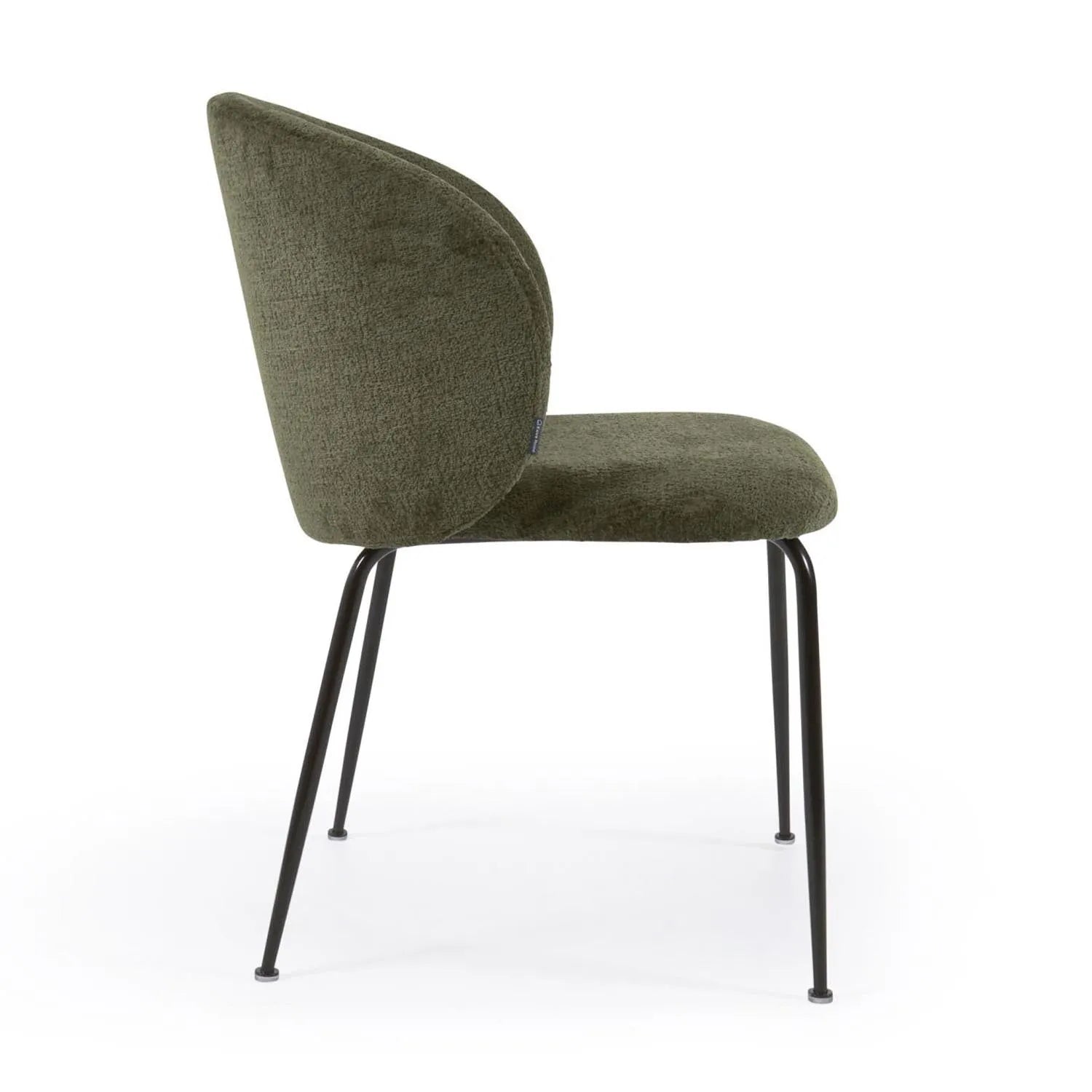 Stuhl Minna: Grünes Chenille, schwarze Stahlbeine, Kave Home Design.