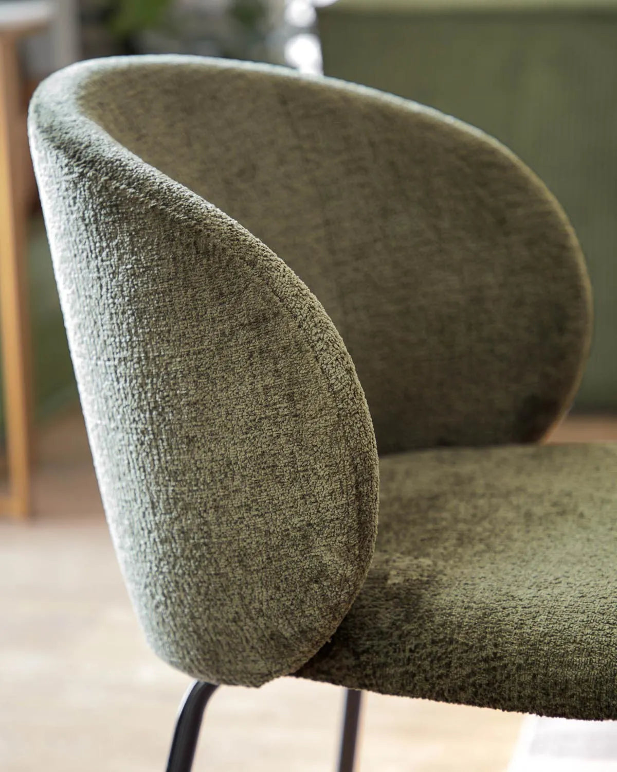 Stuhl Minna: Grünes Chenille, schwarze Stahlbeine, Kave Home Design.