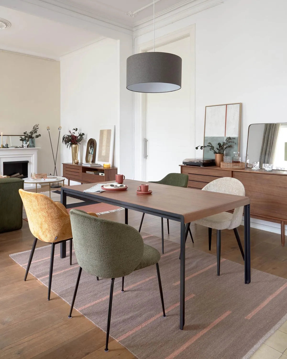 Stuhl Minna: Grünes Chenille, schwarze Stahlbeine, Kave Home Stil.