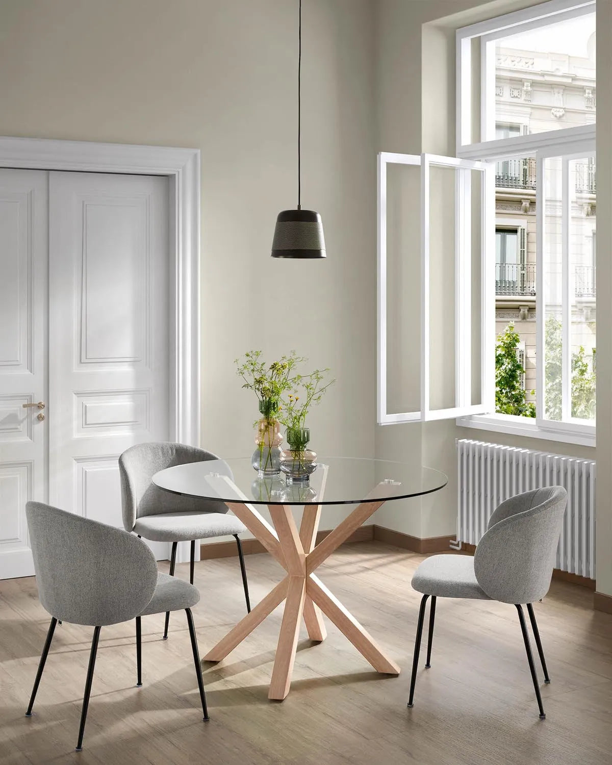 Moderner Minna Stuhl: Hellgrau, schwarze Beine, Kave Home Design.