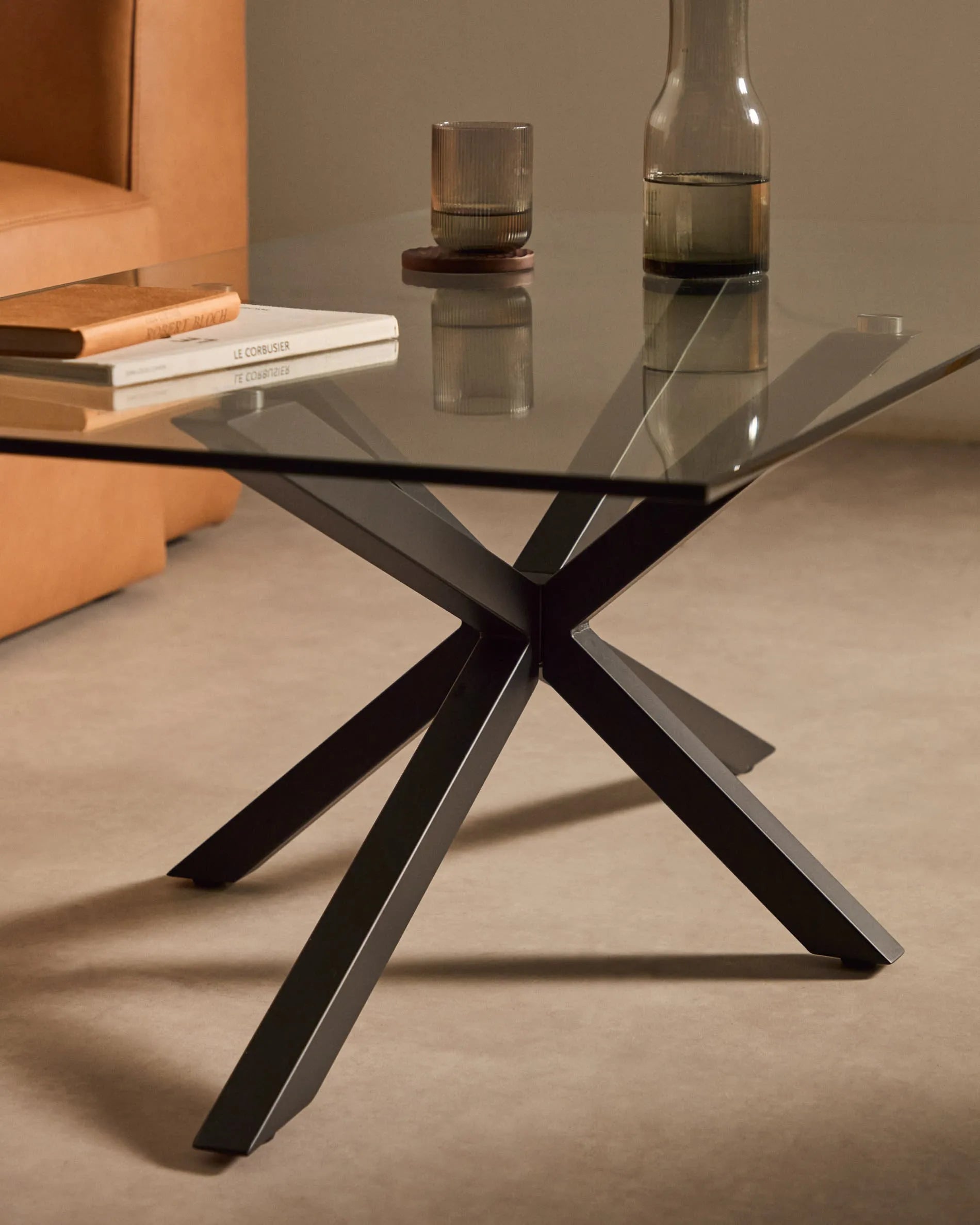 Eleganter Couchtisch mit Glasplatte und schwarzen Stahlbeinen, ideal für moderne Wohnräume.