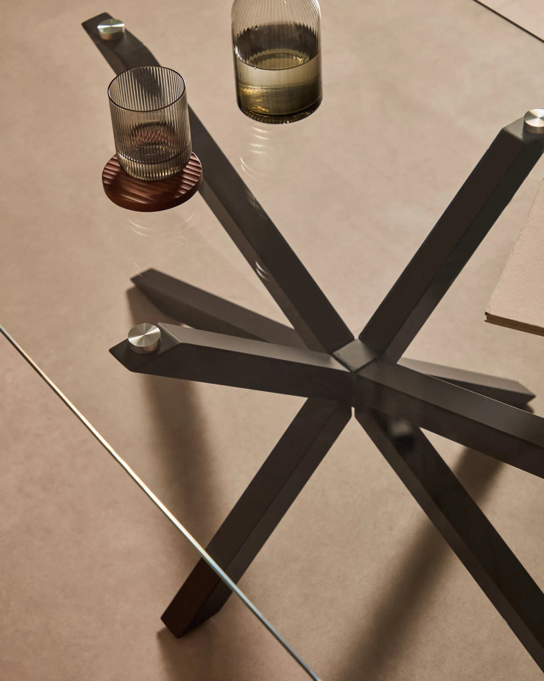 Eleganter Couchtisch mit Glasplatte und schwarzen Stahlbeinen, ideal für moderne Wohnräume.