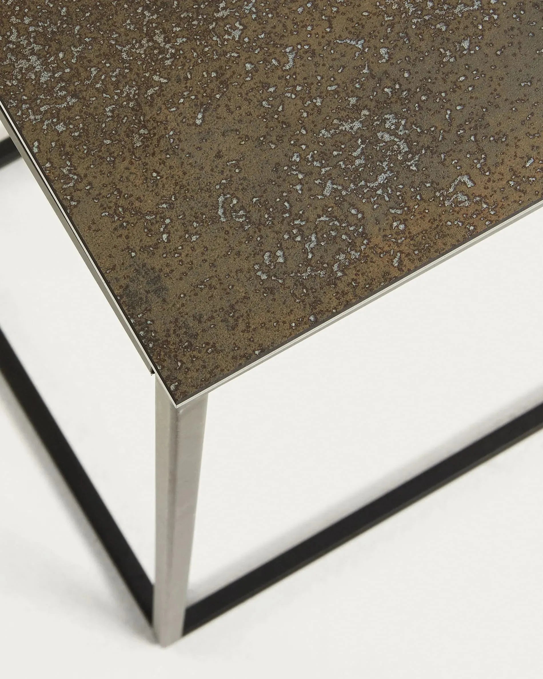 Eleganter Beistelltisch mit brauner Feinsteinzeugplatte und schwarzen Stahlbeinen, perfekt für moderne Wohnräume, Maße 45 x 30 cm.