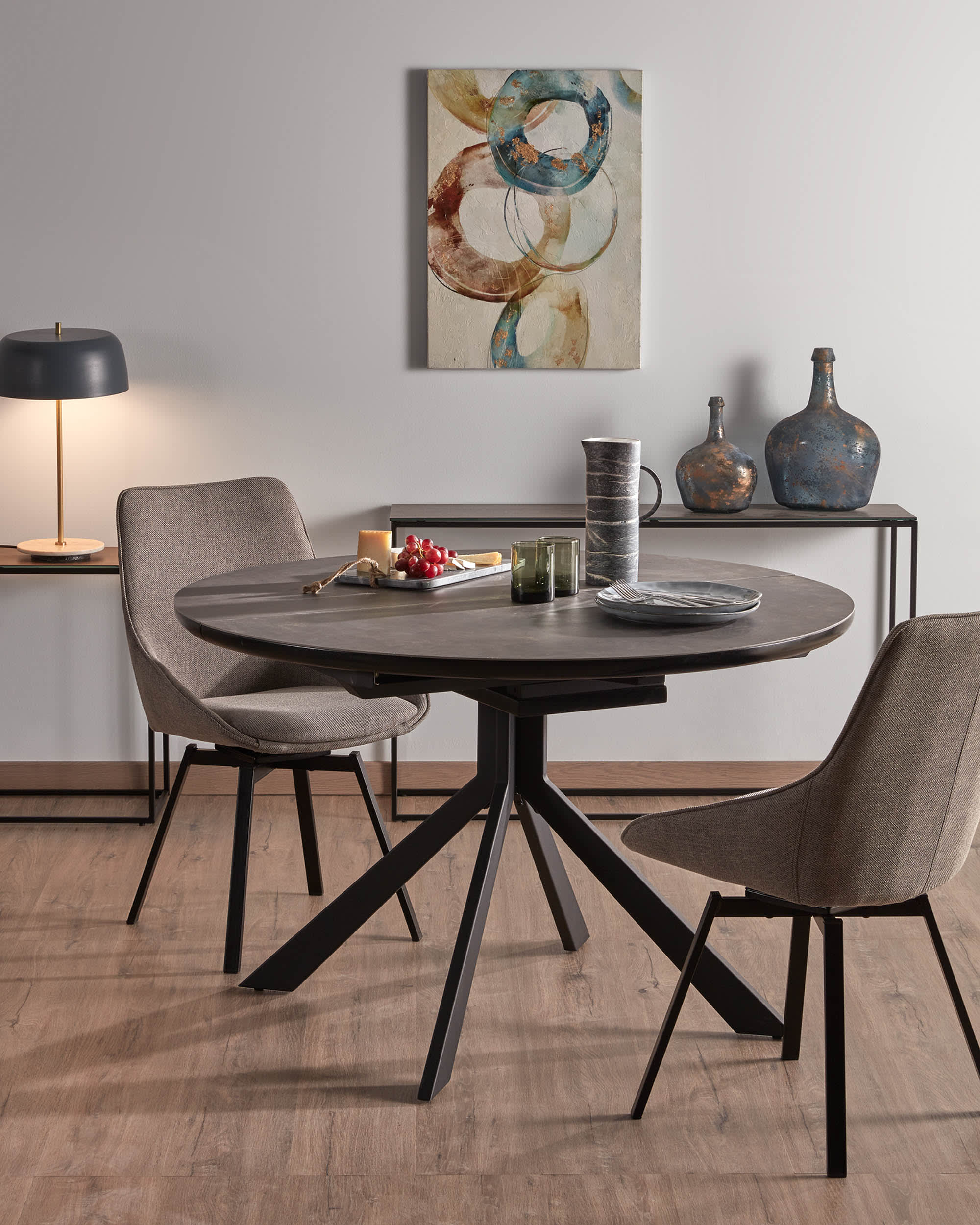 Moderner Konsolentisch von Kave Home mit langlebiger Feinsteinzeugplatte und stabilem Stahlgestell, Maße 110 x 75 cm, ideal für stilvolle Räume.