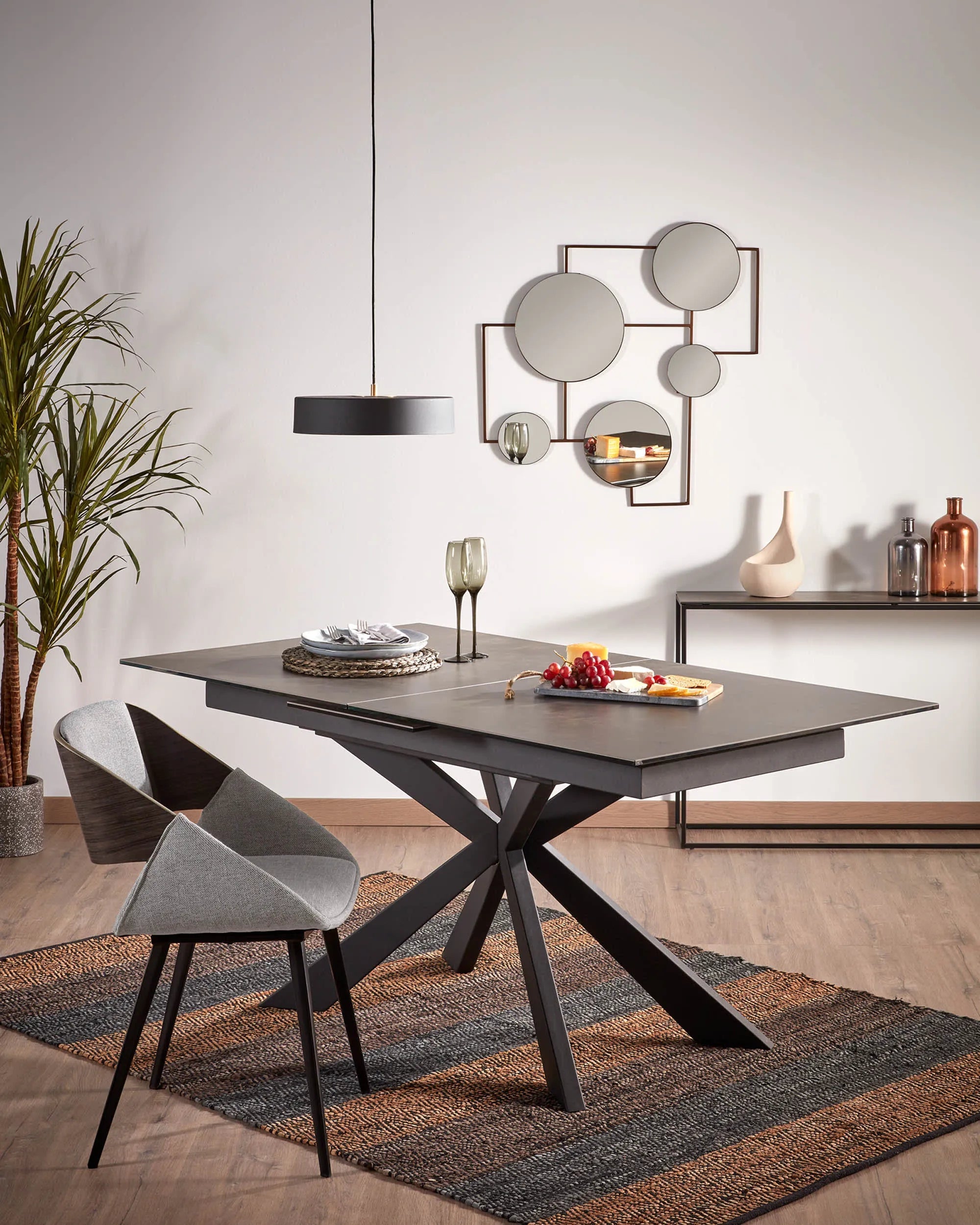 Eleganter Konsolentisch von Kave Home mit robuster Feinsteinzeugplatte und Stahlgestell, 110 x 75 cm, perfekt für moderne Wohnräume.