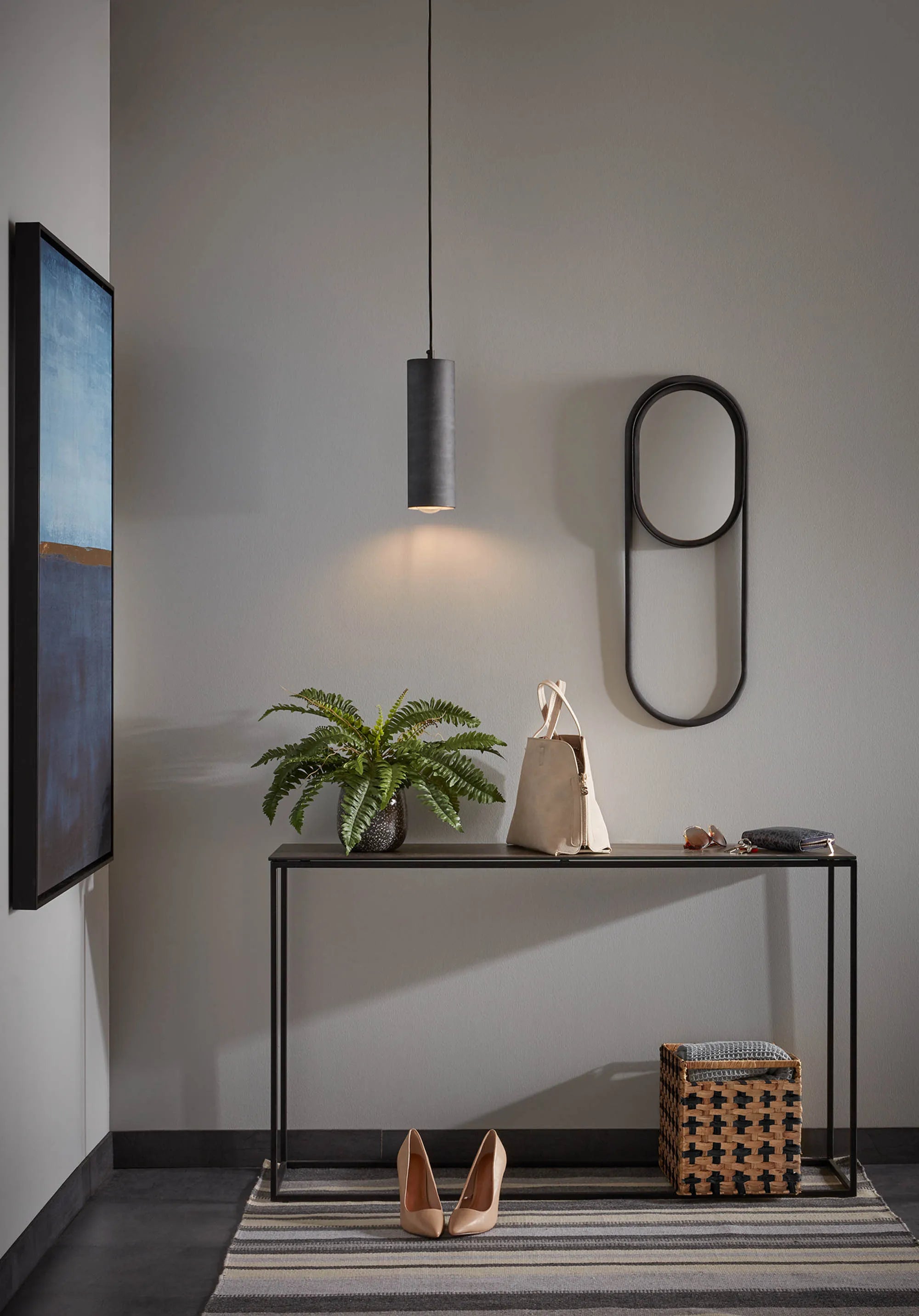 Eleganter Konsolentisch mit Feinsteinzeugplatte und Stahlgestell, ideal für stilvolle und nachhaltige Wohnräume.