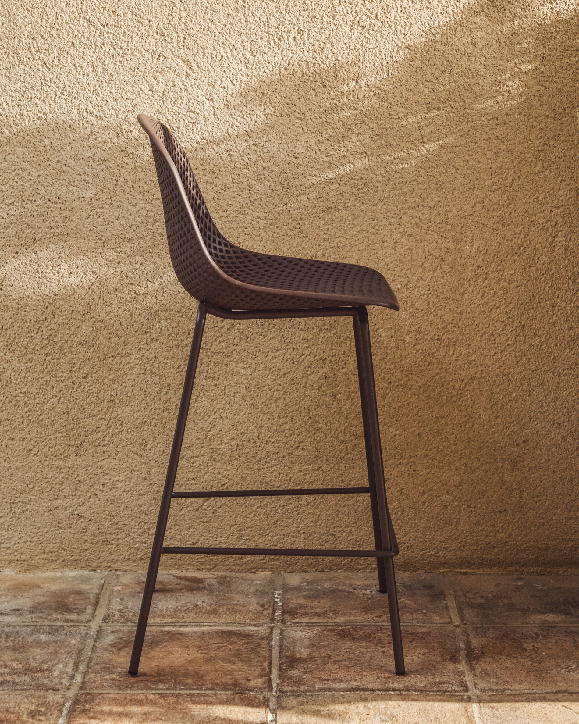 Outdoor-Hocker Quinby in Braun, 65 cm in Braun präsentiert im Onlineshop von KAQTU Design AG. Hocker Outdoor ist von Kave Home