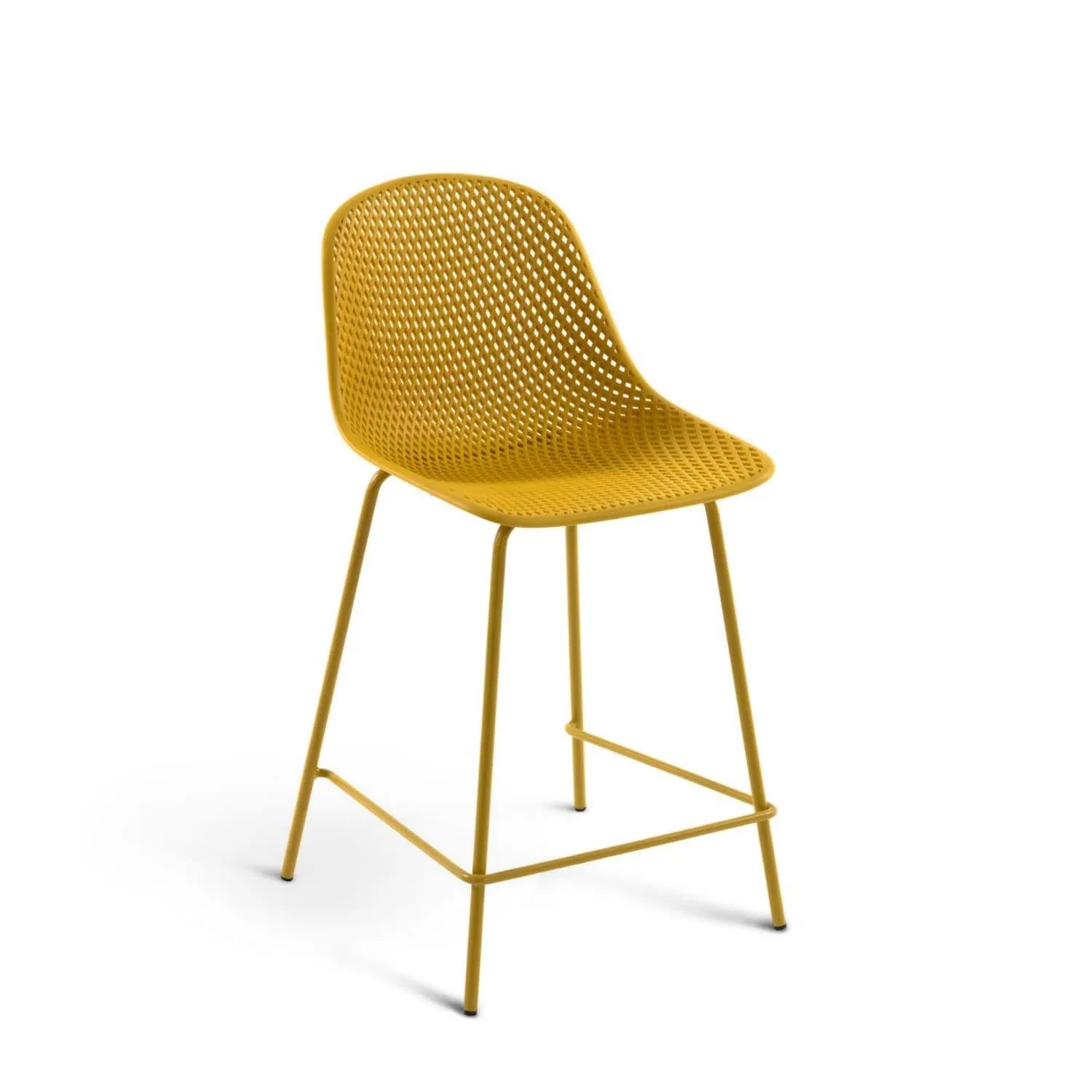 3D-Modell des gelben Outdoor Hockers Quinby (65 cm) von Kave Home, ideal für Terrasse und Garten, modern und wetterfest.
