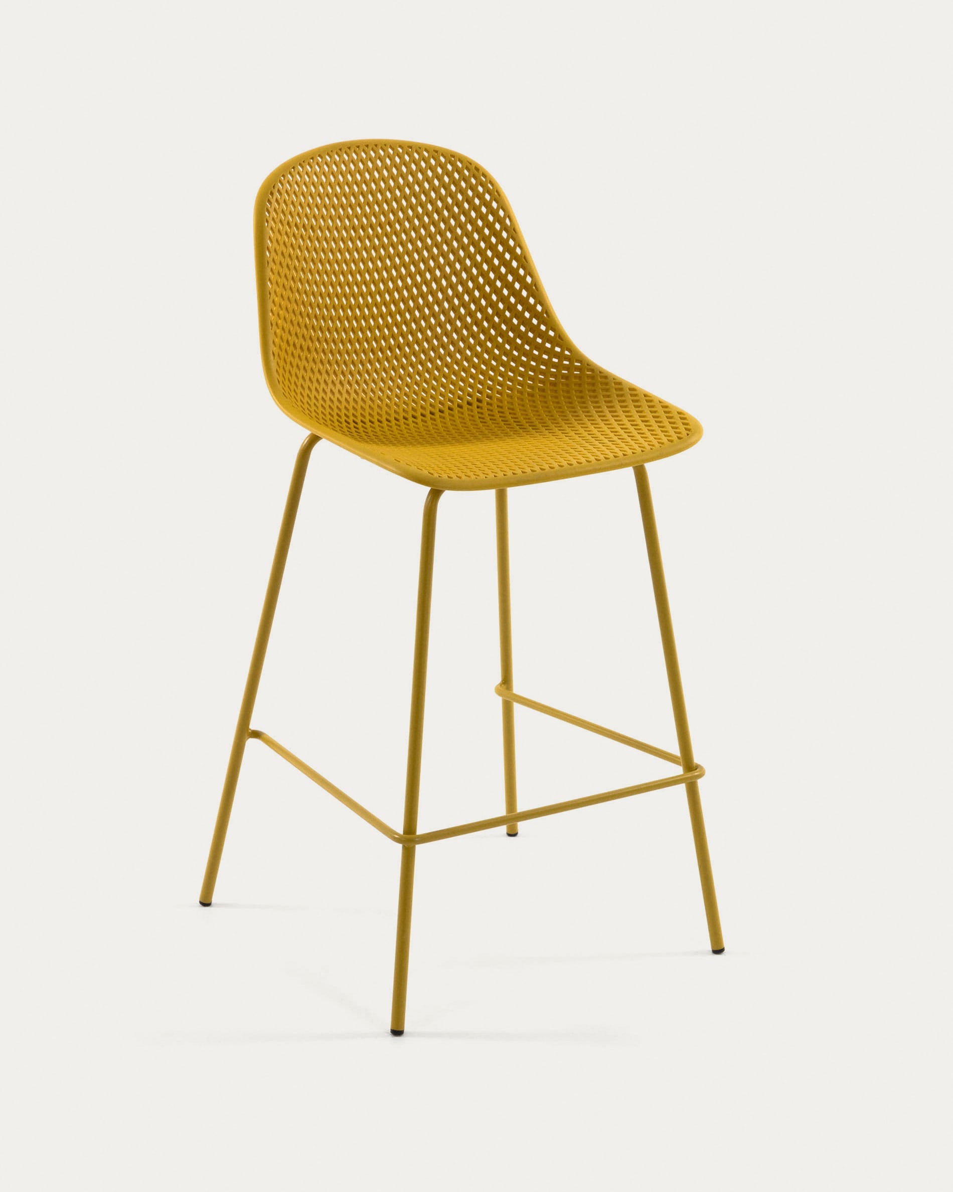 3D-Modell des gelben, wetterfesten Quinby Outdoor Hockers (75 cm) von Kave Home, ideal für Garten und Terrasse.