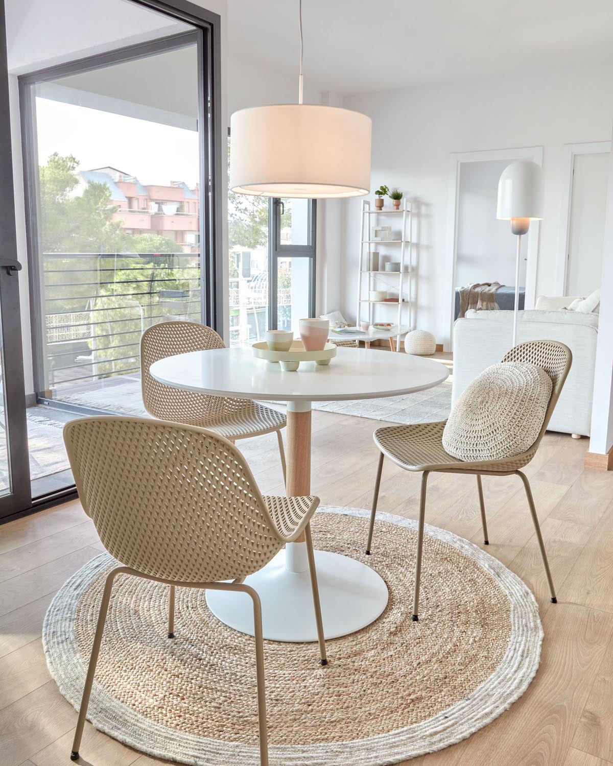 Quinby Outdoor Stuhl beige: Perfekte Wahl für stilvolle Terrassen.