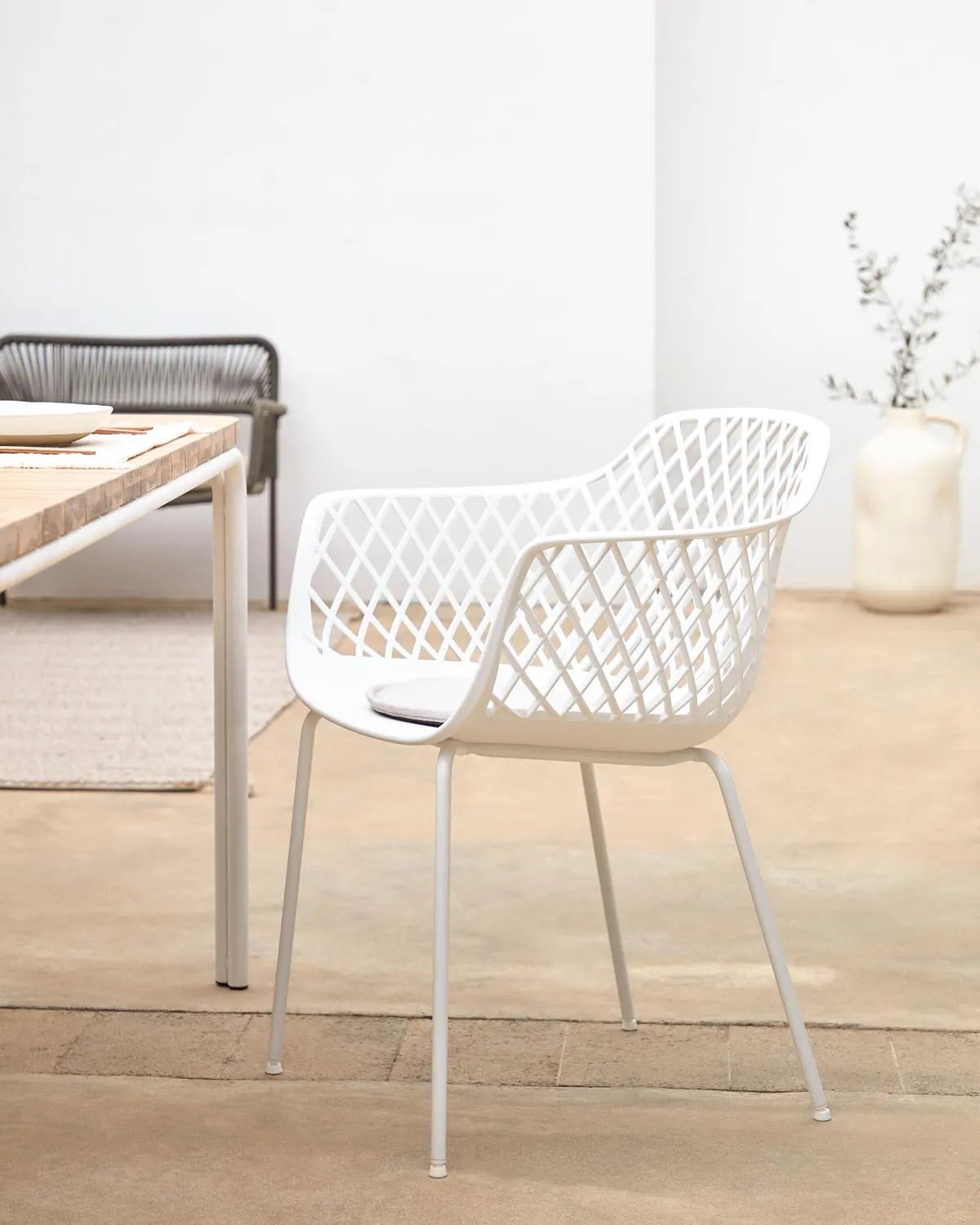 Eleganter Outdoor-Stuhl Quinn in Weiß von Kave Home für Terrasse.