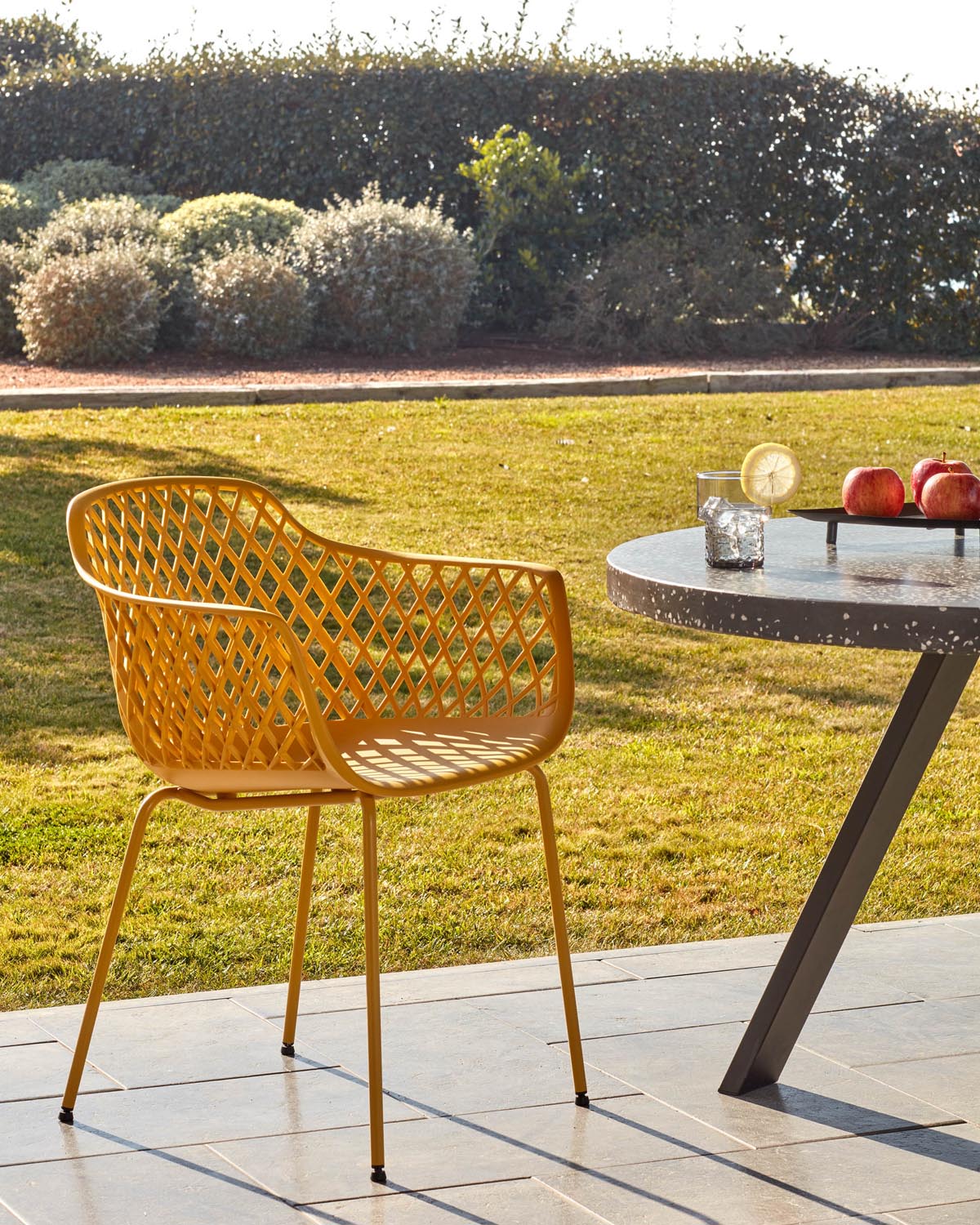 Kave Home Quinn: Stilvoller gelber Outdoor-Stuhl für jeden Garten.
