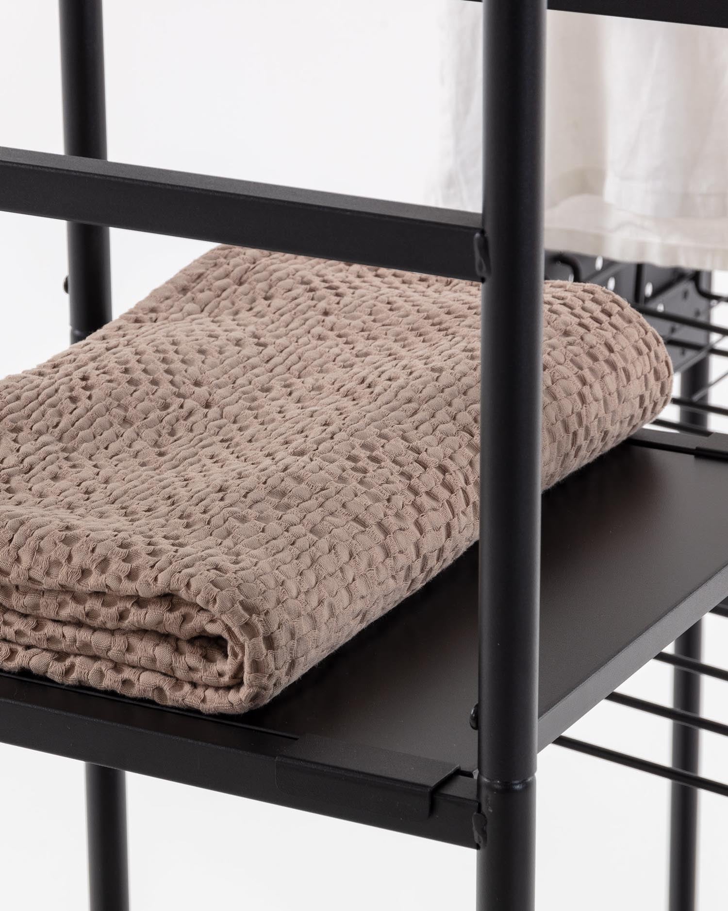 Moderner offener Schrank von Kave Home, 120x182 cm, in elegantem Schwarz, ideal für stilvolle und zeitgemäße Wohnräume.